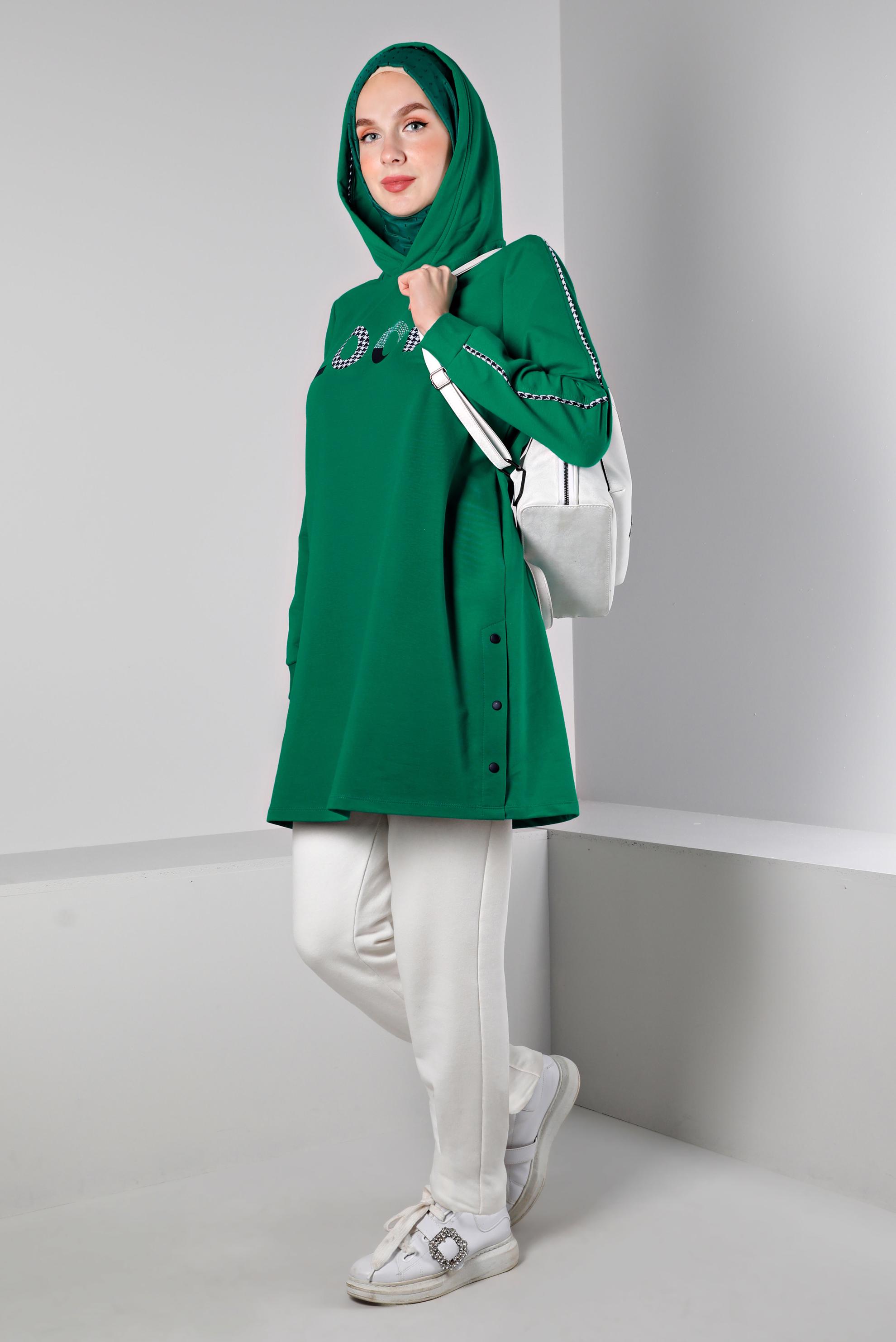 Tesettür giyim YEŞİL YAZI DETAYLI KAPÜŞONLU EŞOFMAN TUNİK 43443 