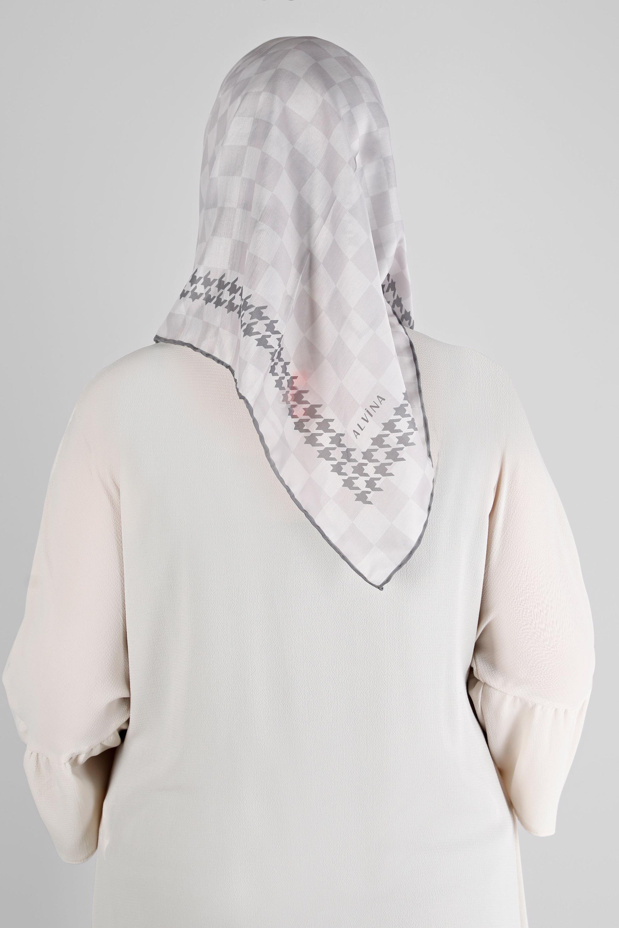 Tesettür giyim BEJ ALVİNA DAMA DESEN ORGANİK EŞARP 8215 