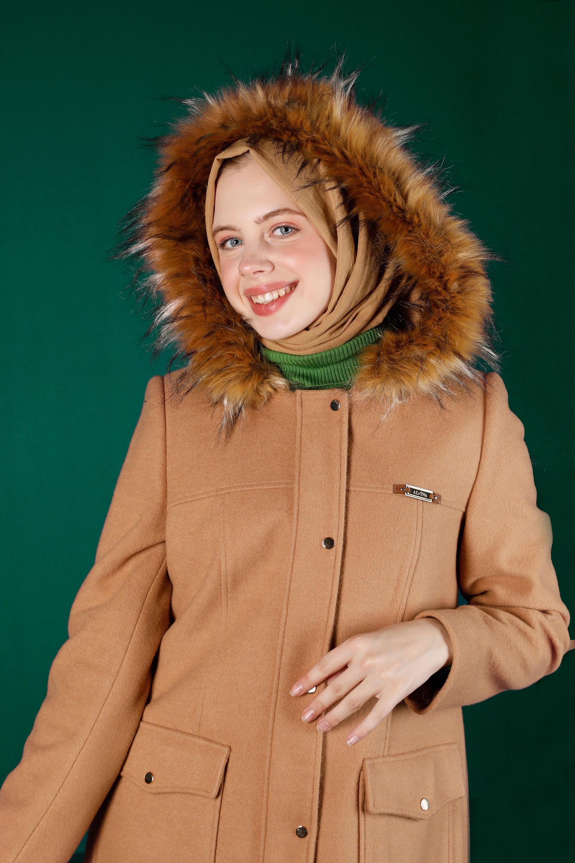 Tesettür giyim KAHVE KAPÜŞONU KÜRKLÜ KAŞE KABAN 90252 