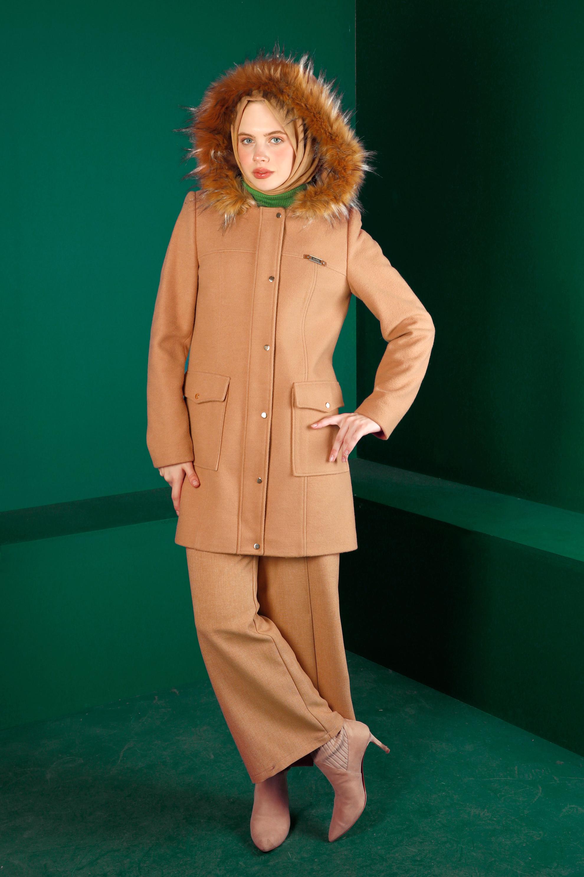 Tesettür giyim KAHVE KAPÜŞONU KÜRKLÜ KAŞE KABAN 90252 