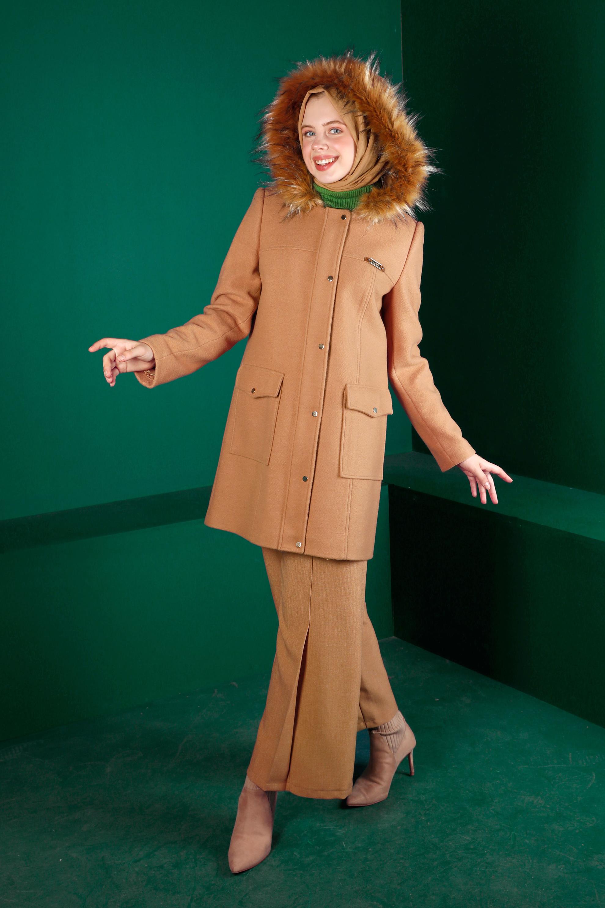 Tesettür giyim KAHVE KAPÜŞONU KÜRKLÜ KAŞE KABAN 90252 