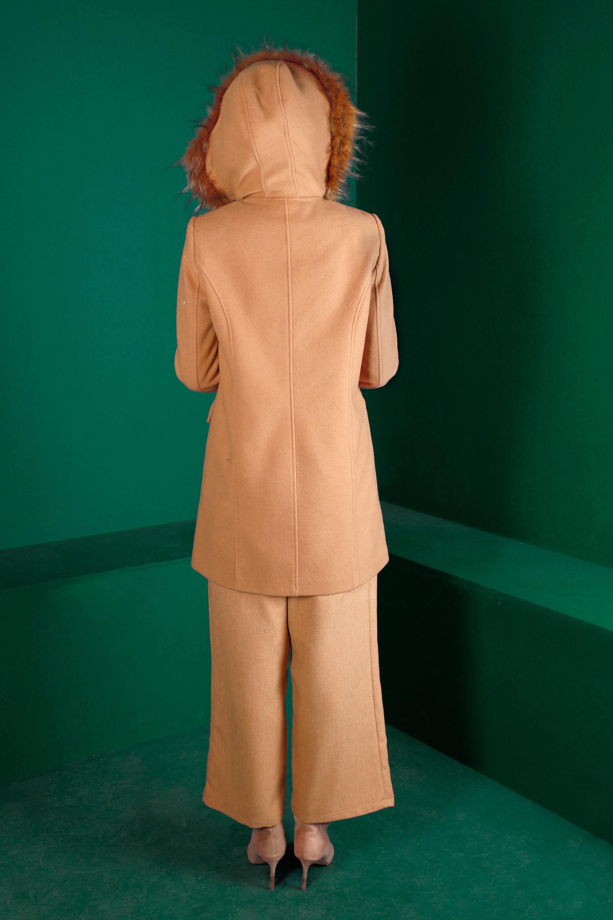 Tesettür giyim KAHVE KAPÜŞONU KÜRKLÜ KAŞE KABAN 90252 