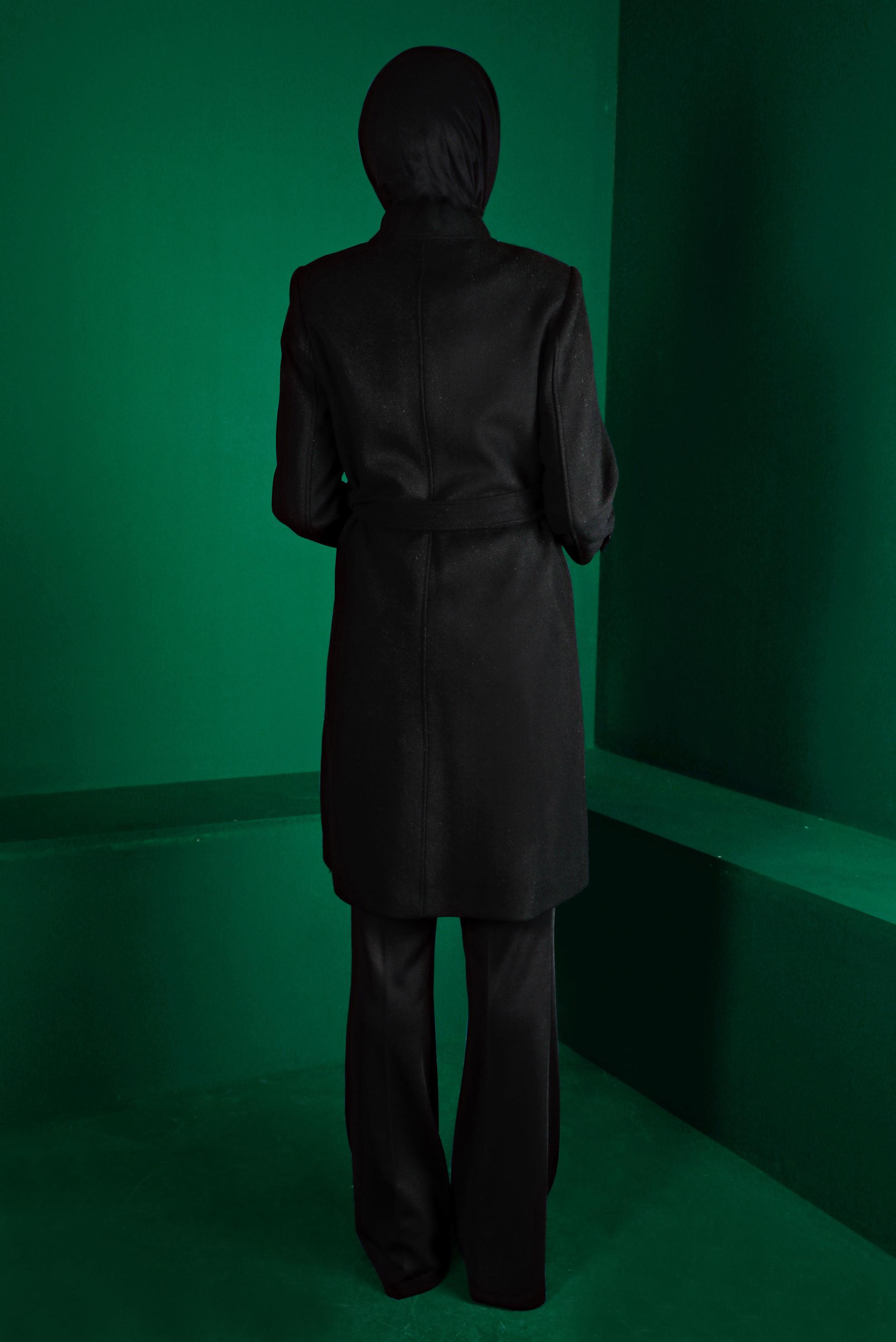 Tesettür giyim SİYAH VATKALI KUŞAKLI KABAN 90254 