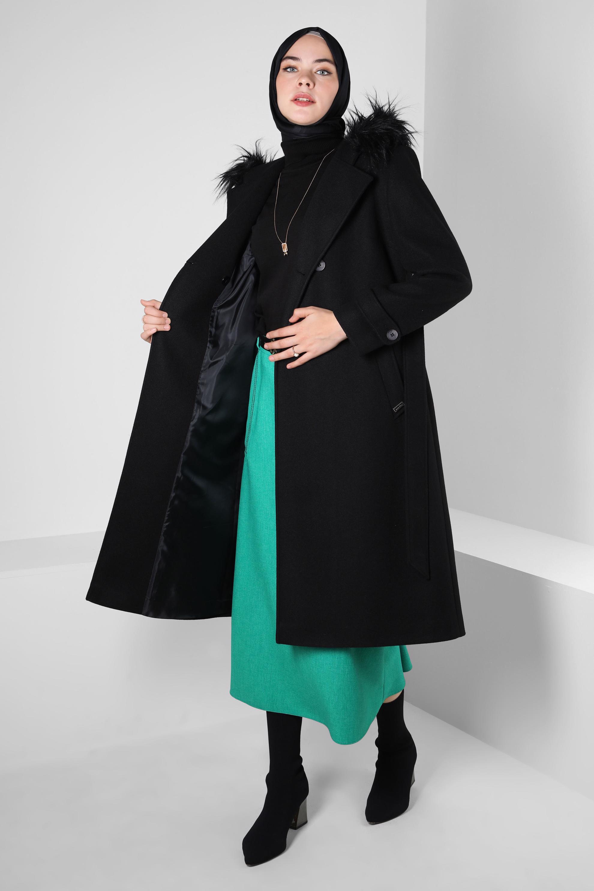 Tesettür giyim SİYAH KAPÜŞONU KÜRKLÜ KUŞAKLI KAŞE KABAN 90302 