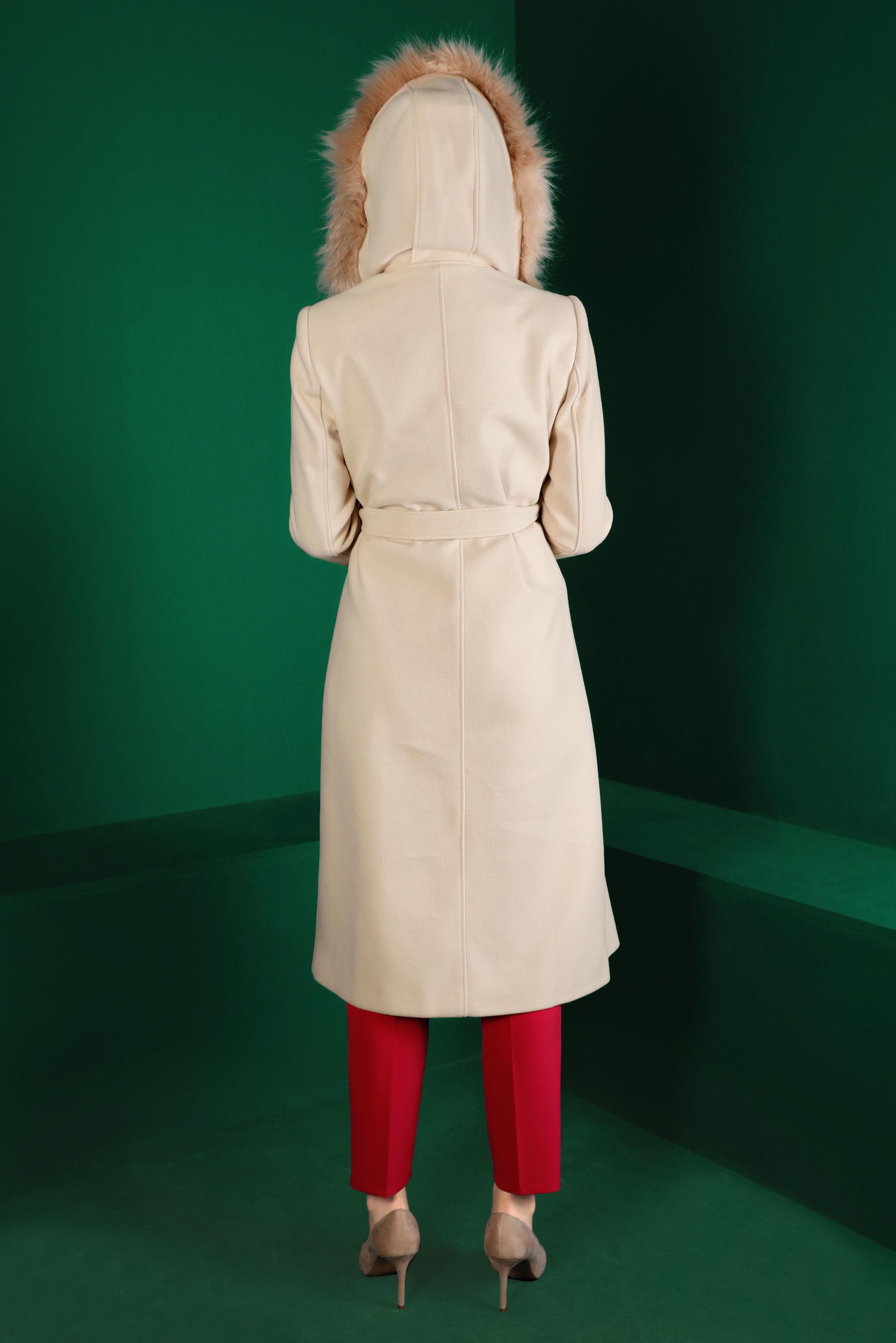 Tesettür giyim BEJ KAPÜŞONU KÜRKLÜ KUŞAKLI KAŞE KABAN 90302 