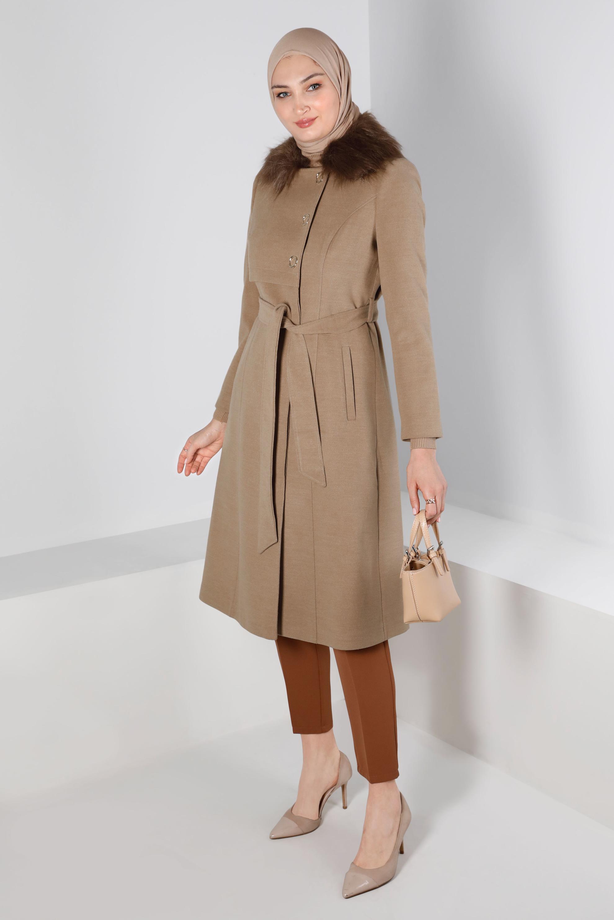 Tesettür giyim BEJ KÜRK DETAYLI KUŞAKLI KABAN 90306 