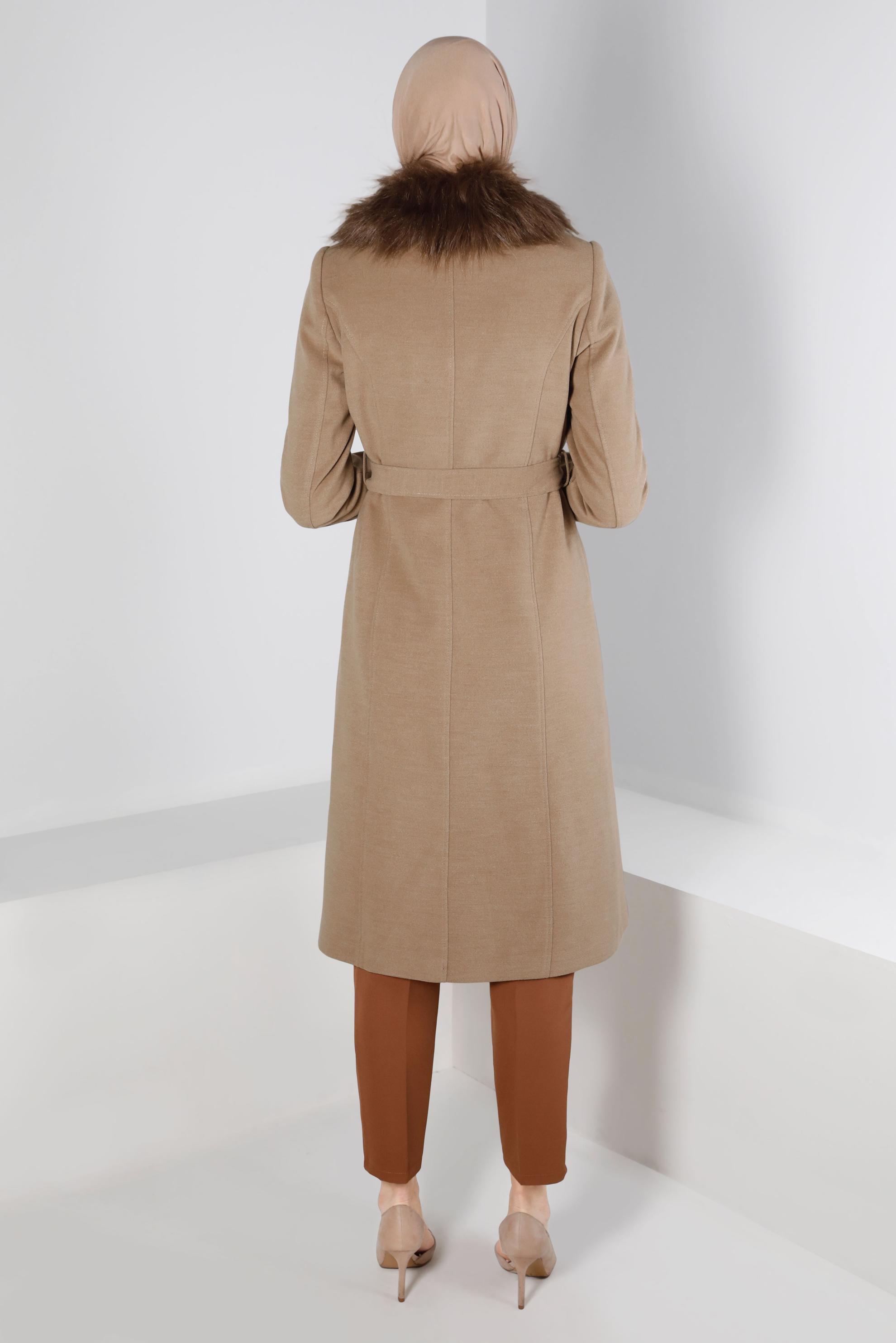 Tesettür giyim BEJ KÜRK DETAYLI KUŞAKLI KABAN 90306 