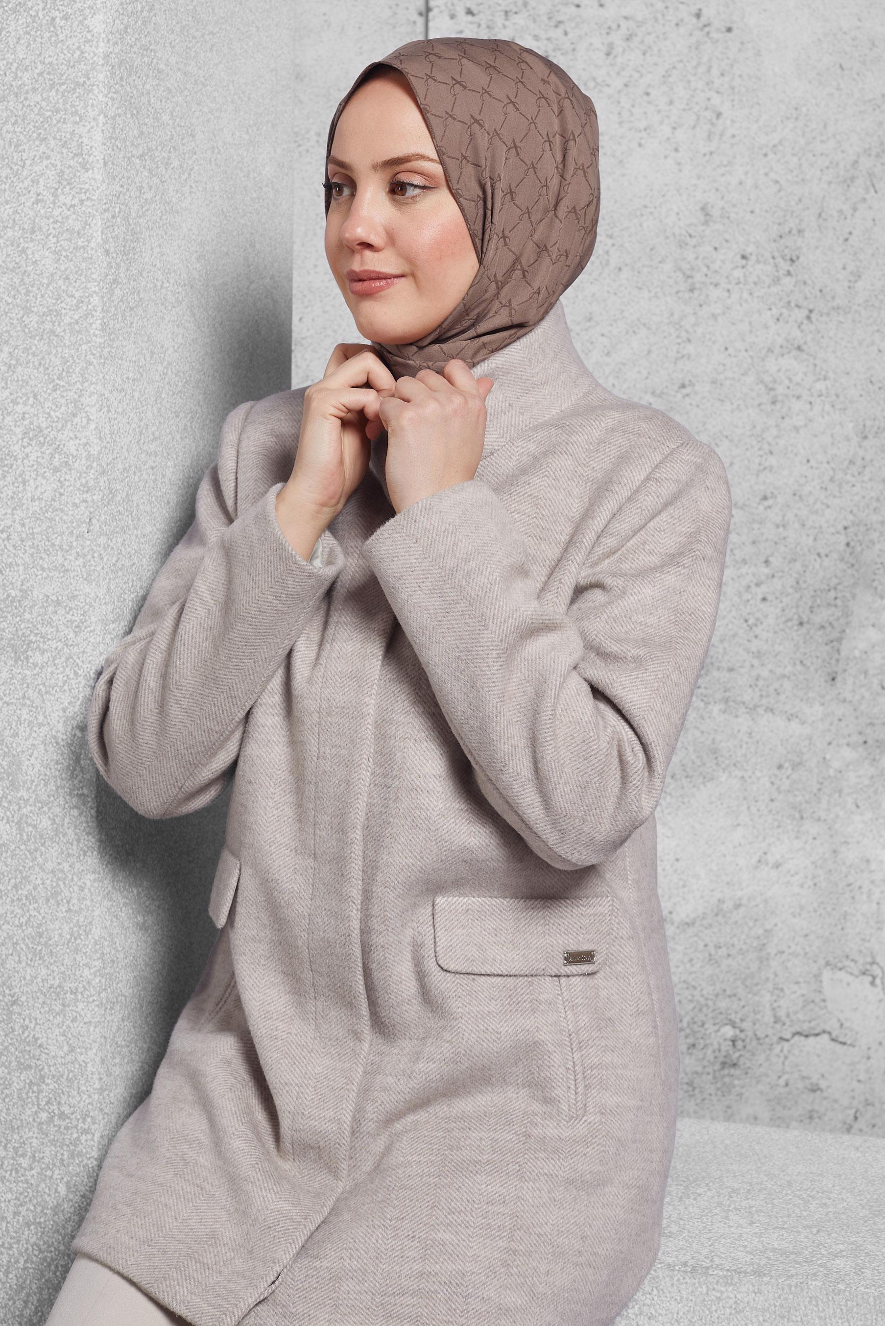 Tesettür giyim BEJ CEPLİ DİK YAKA KABAN 90310