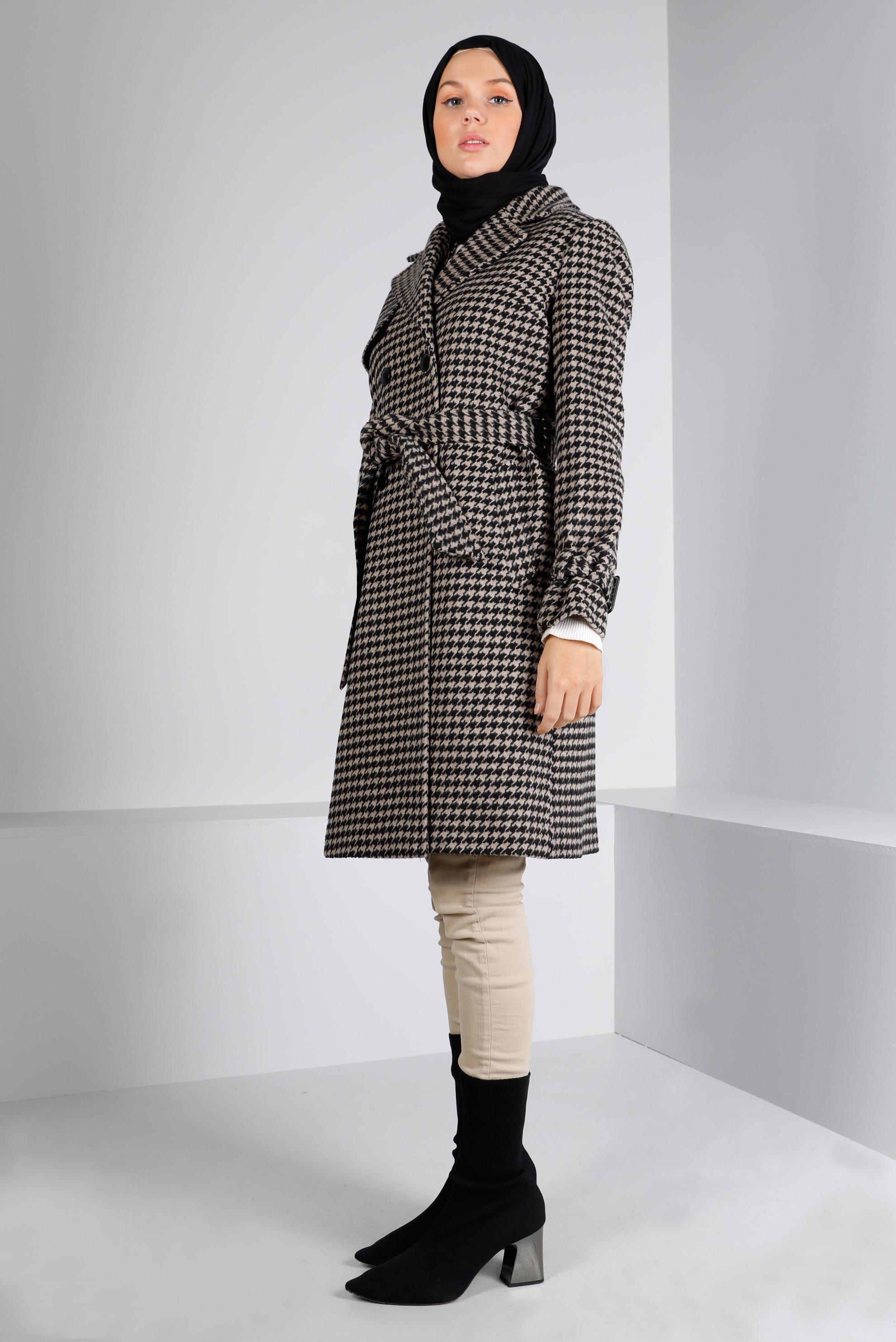 Tesettür giyim BEJ KAZAYAĞI DESENLİ KUŞAKLI KABAN 90312 