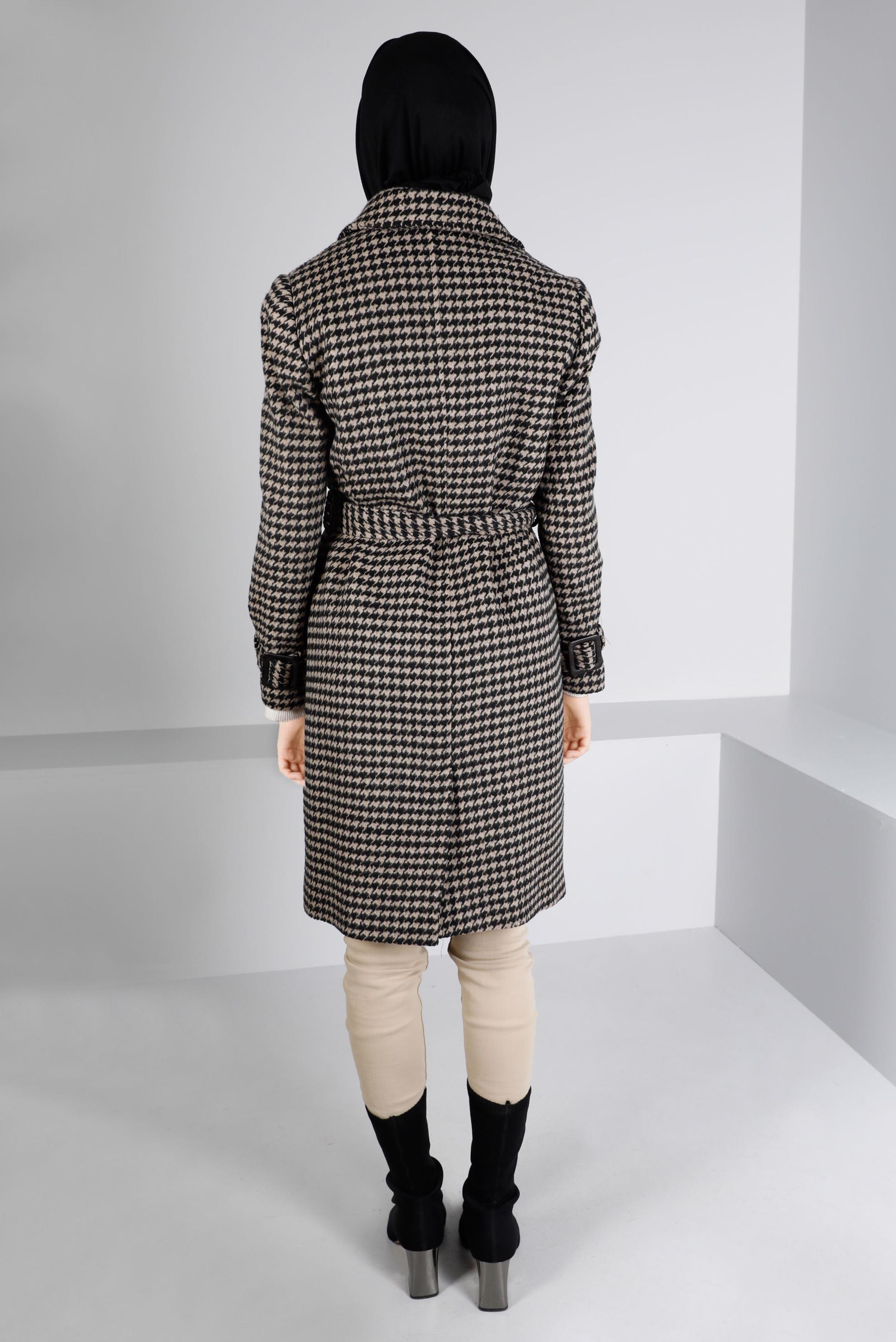 Tesettür giyim BEJ KAZAYAĞI DESENLİ KUŞAKLI KABAN 90312 