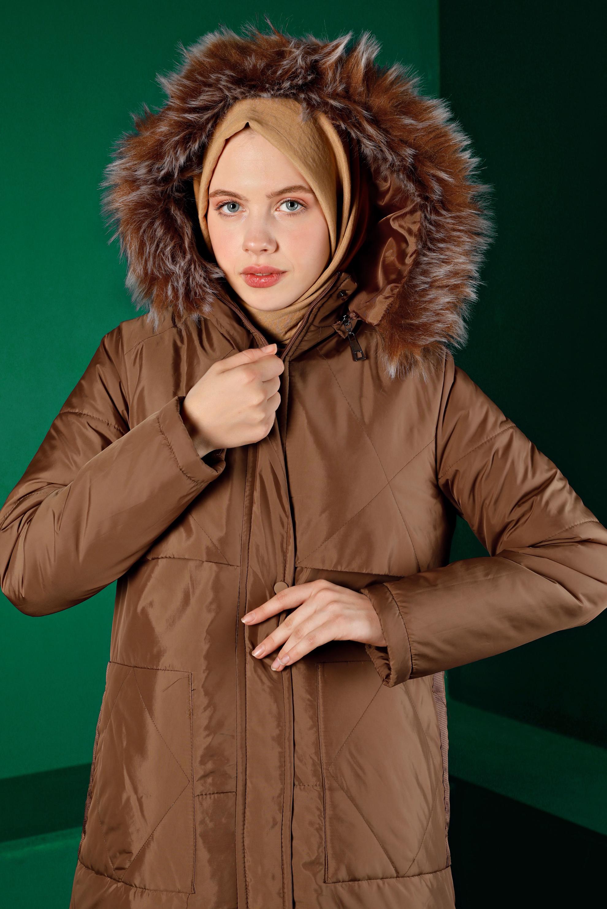 Tesettür giyim TABA KAPÜŞONLU FERMUARLI ŞİŞME KABAN 90317