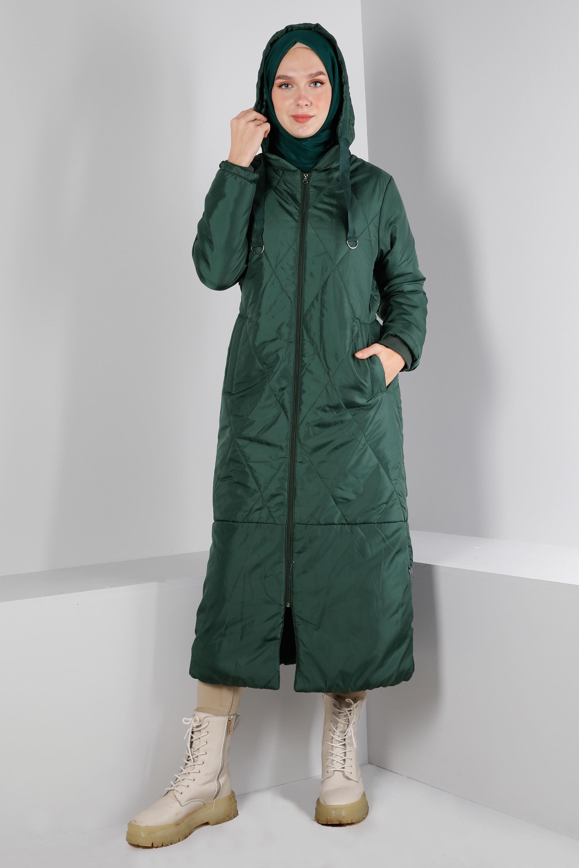 Tesettür giyim YEŞİL BÜZGÜLÜ KAPÜŞONLU ŞİŞME KABAN 90320 