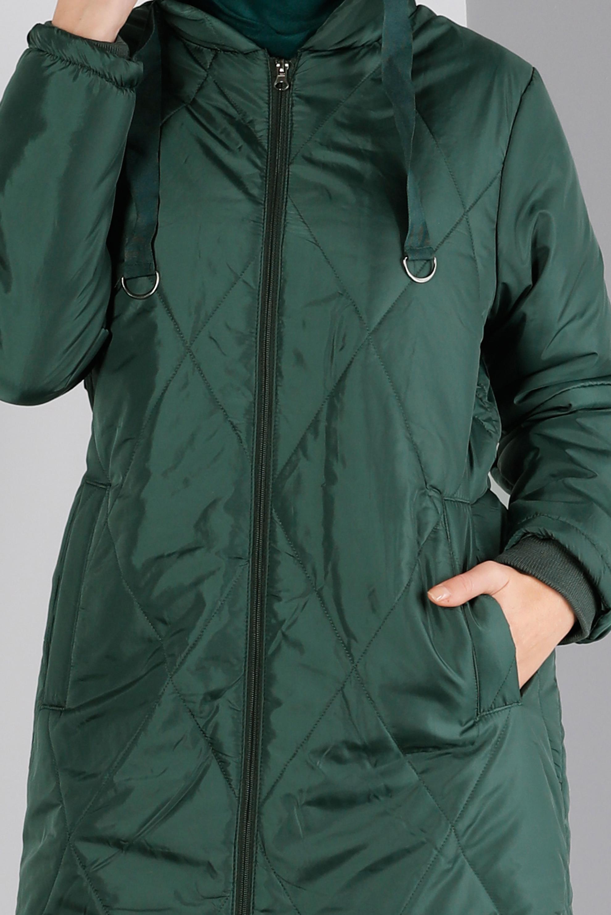 Tesettür giyim YEŞİL BÜZGÜLÜ KAPÜŞONLU ŞİŞME KABAN 90320 