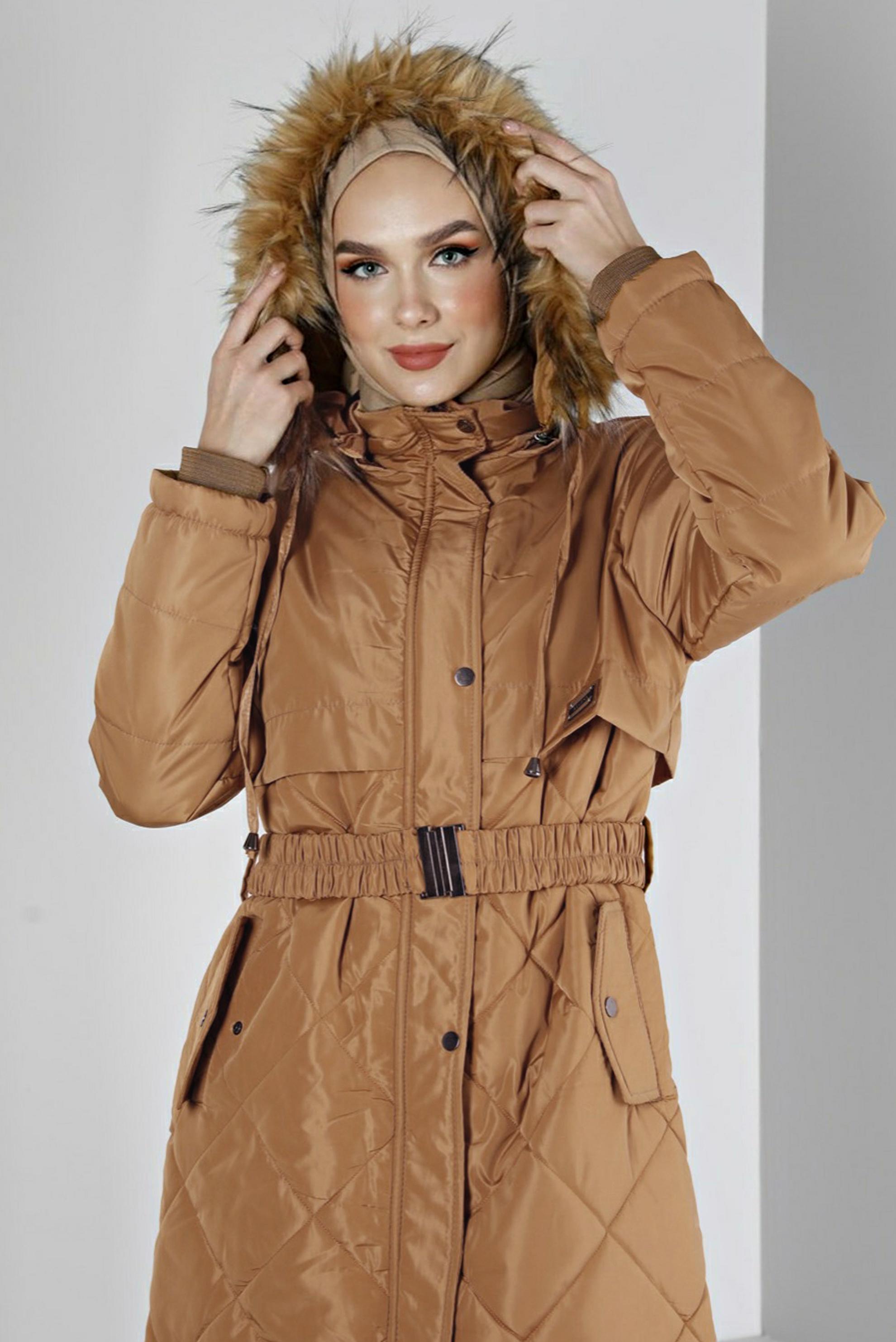 Tesettür giyim KAHVE KAPÜŞONU KÜRKLÜ ŞİŞME KABAN 90323 