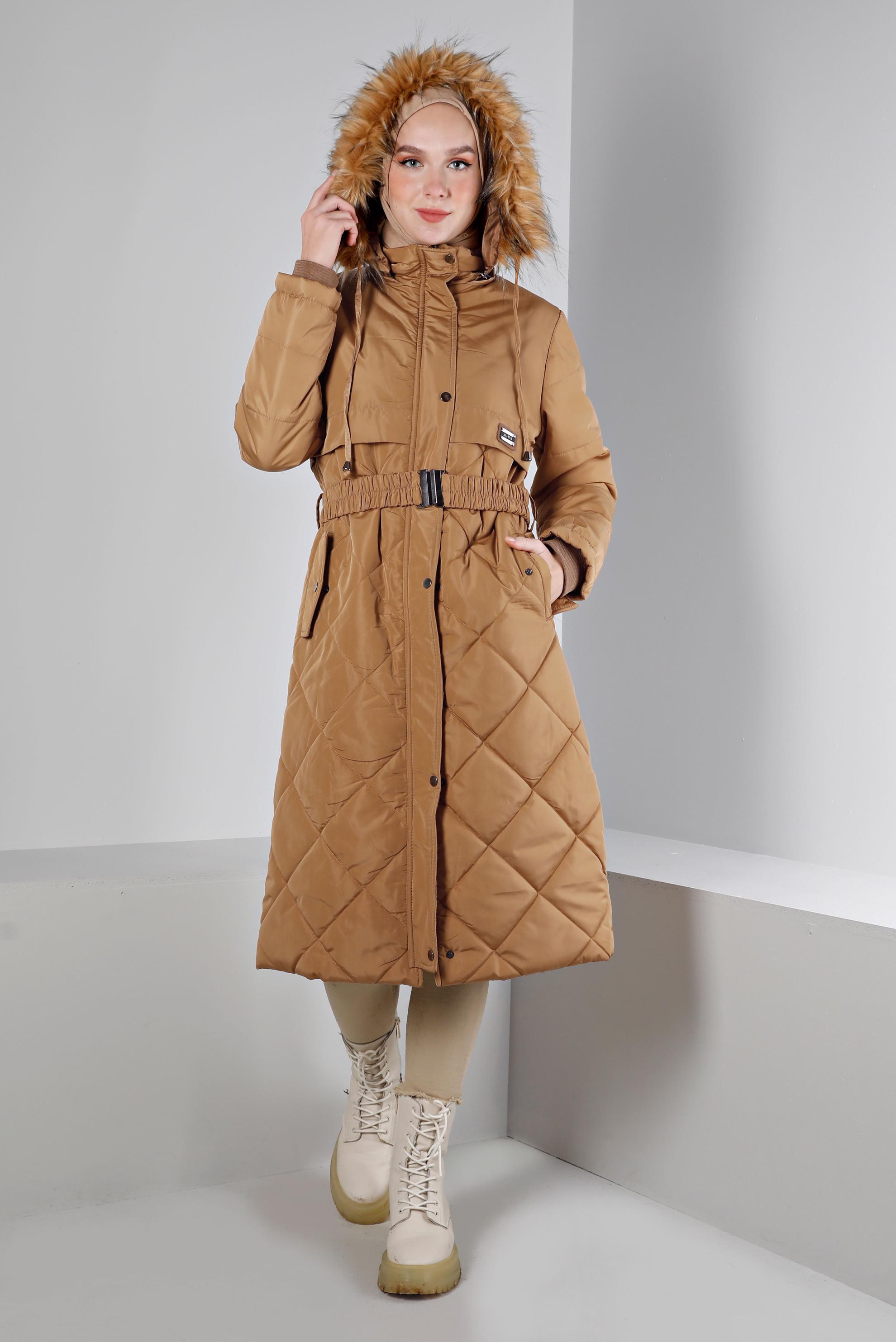 Tesettür giyim KAHVE KAPÜŞONU KÜRKLÜ ŞİŞME KABAN 90323 