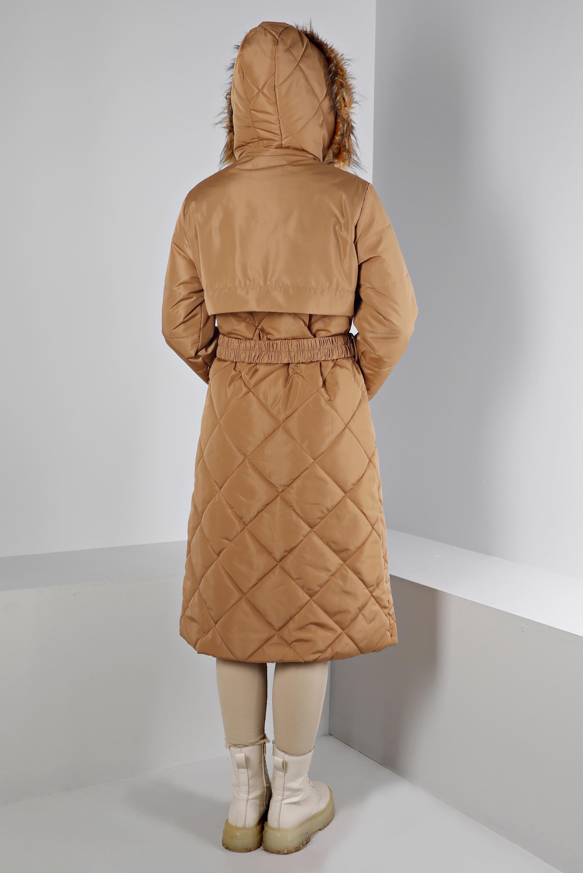 Tesettür giyim KAHVE KAPÜŞONU KÜRKLÜ ŞİŞME KABAN 90323 