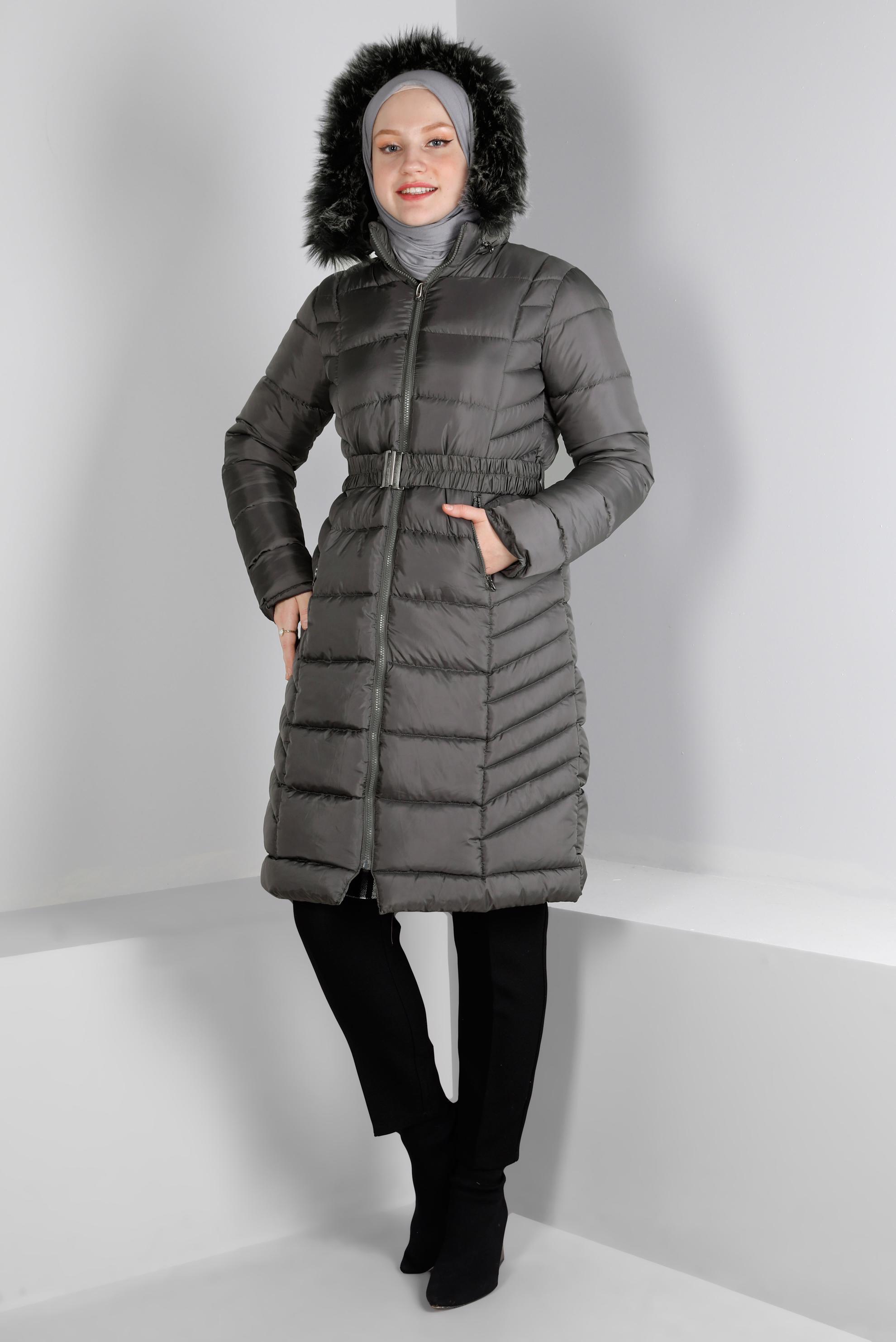 Tesettür giyim GRİ KAPÜŞONU KÜRKLÜ KEMERLİ ŞİŞME KABAN 90327