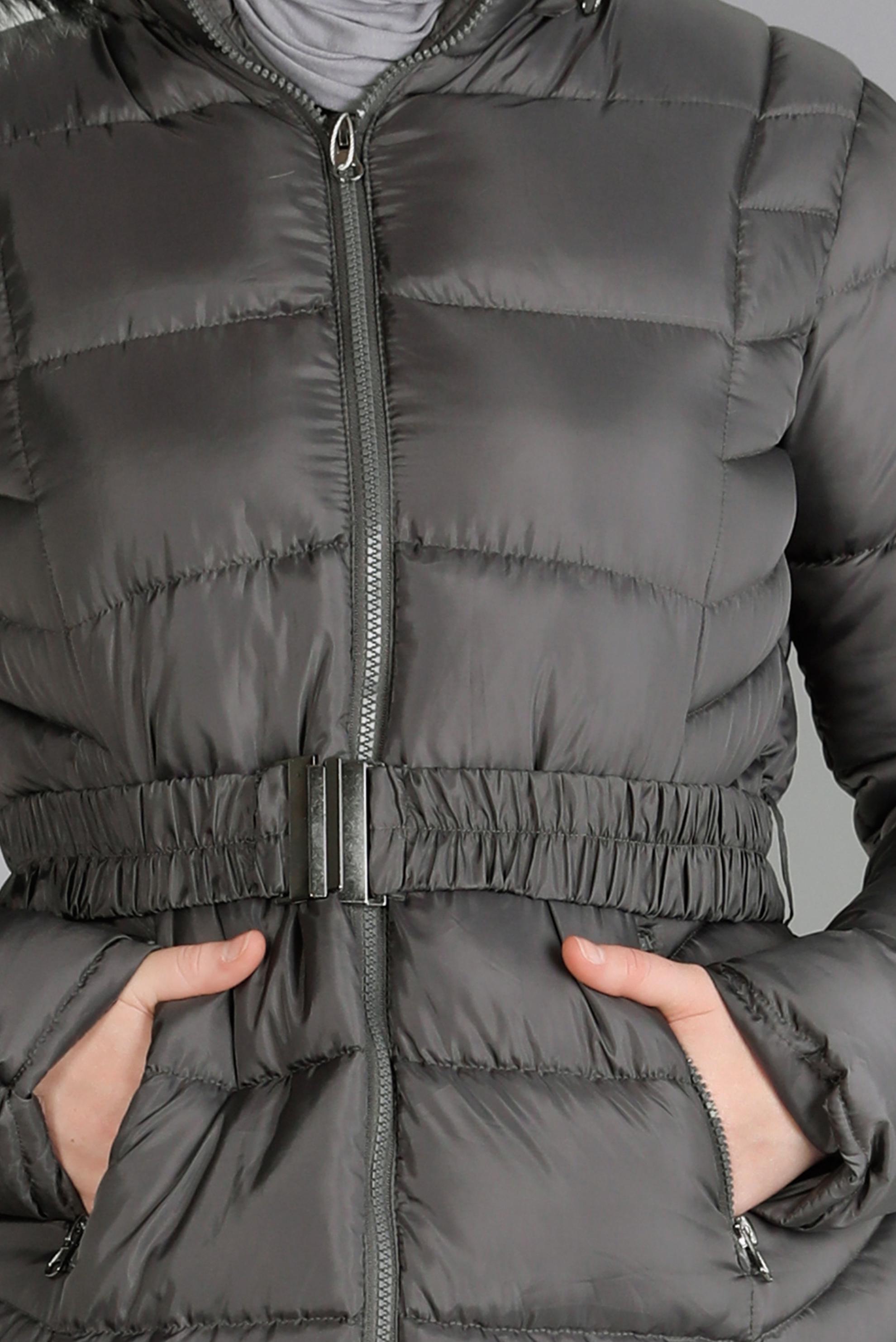 Tesettür giyim GRİ KAPÜŞONU KÜRKLÜ KEMERLİ ŞİŞME KABAN 90327