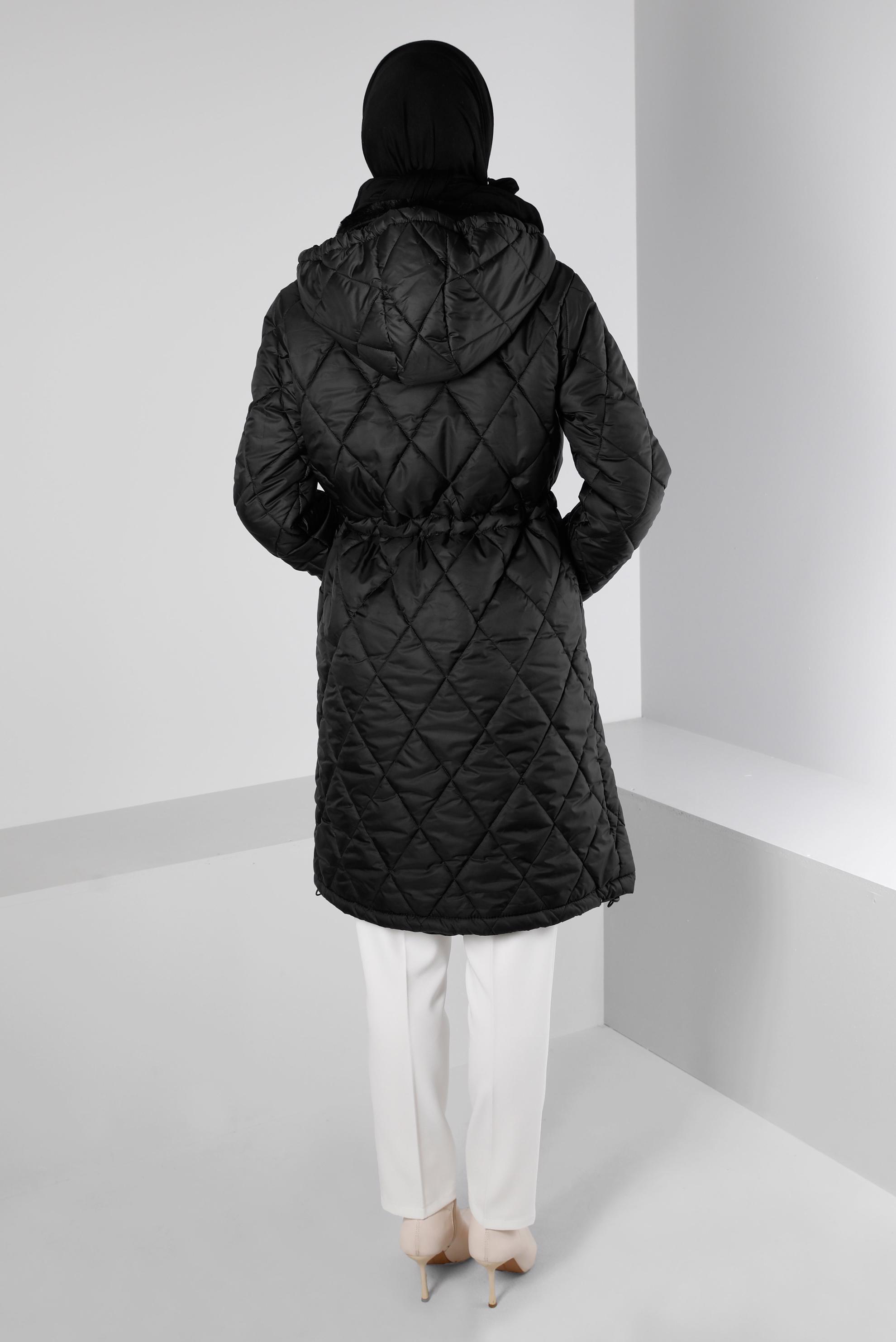 Tesettür giyim SİYAH BELİ BÜZGÜLÜ KAPİTONE ŞİŞME KABAN 90329