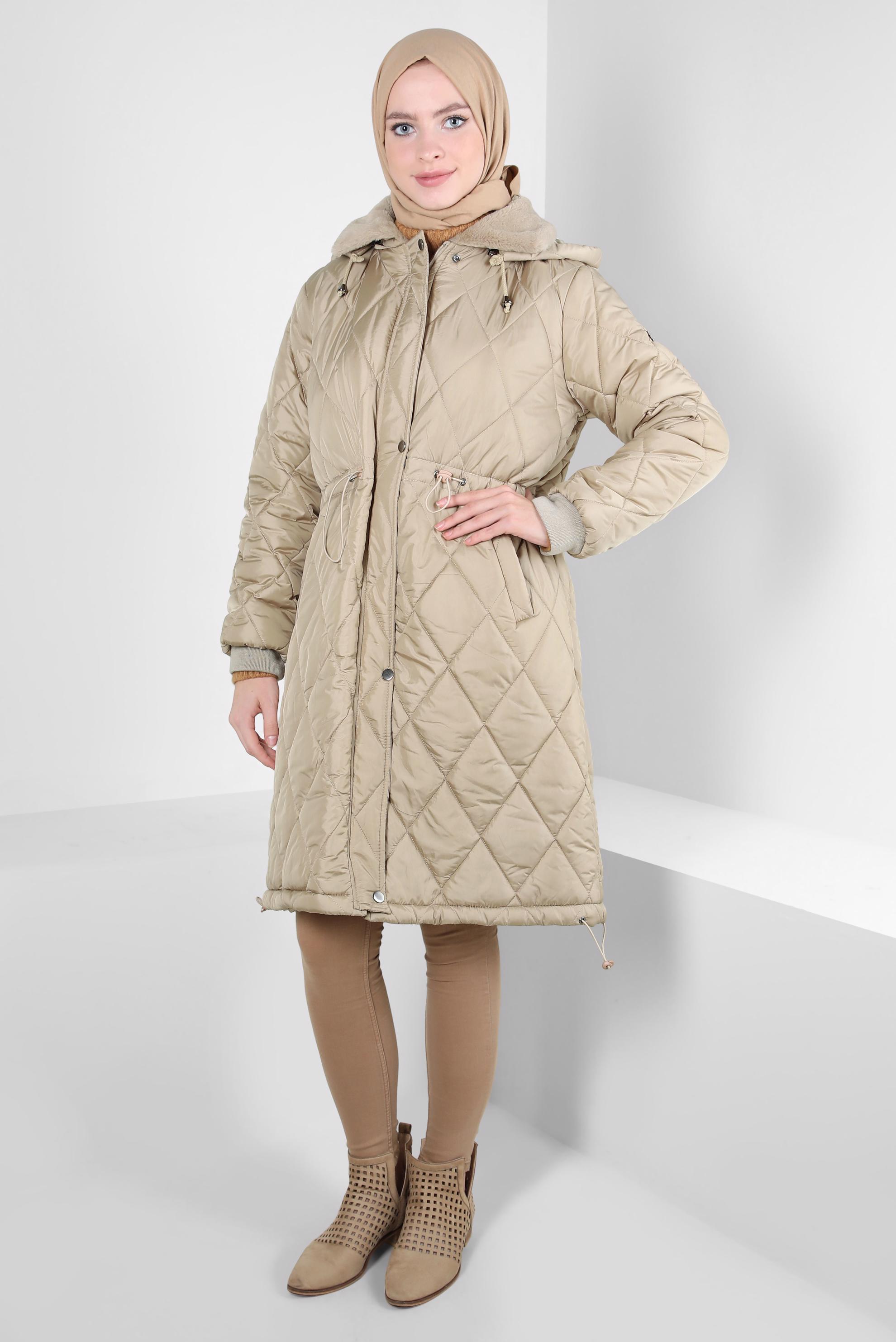 Tesettür giyim BEJ BELİ BÜZGÜLÜ KAPİTONE ŞİŞME KABAN 90329