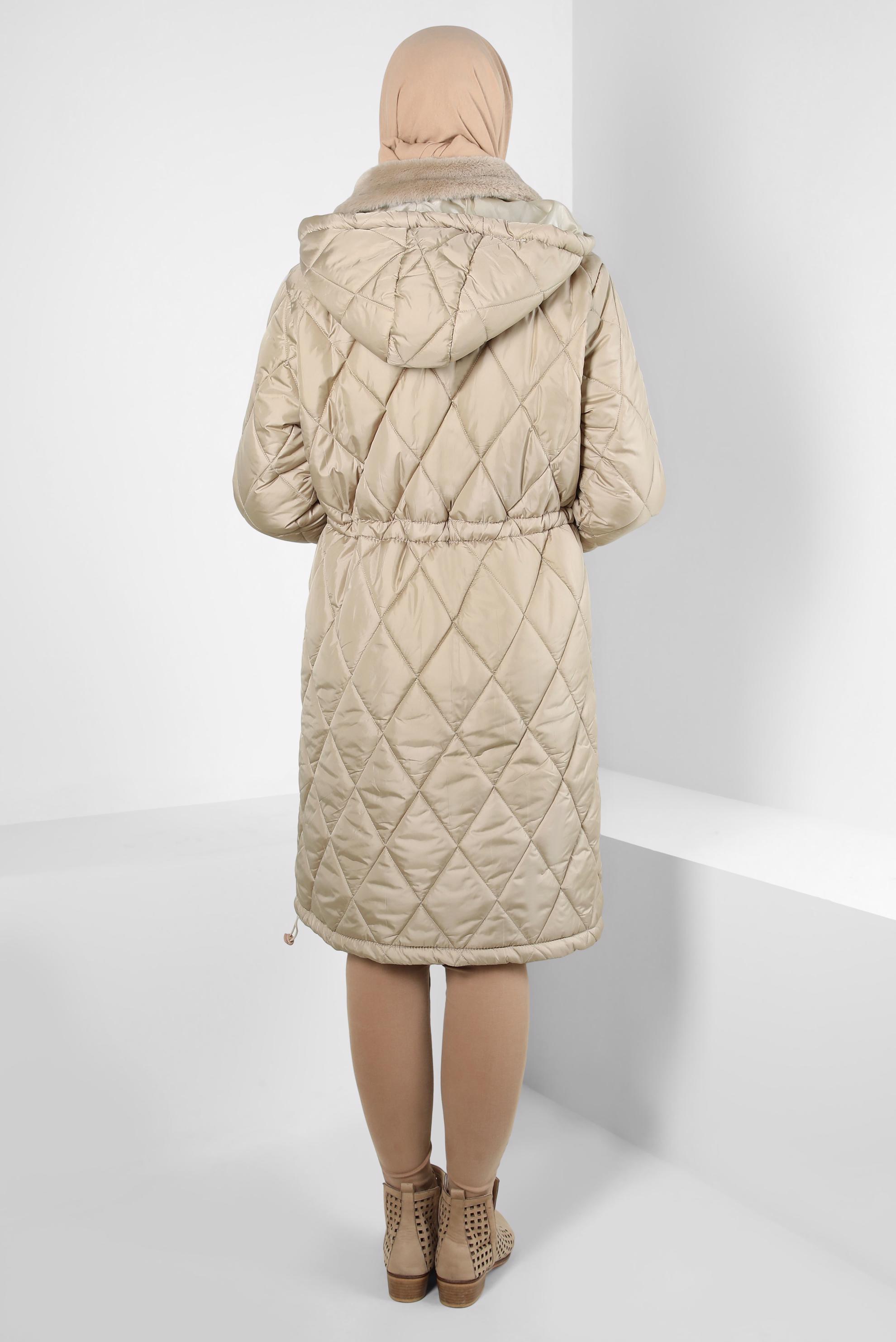 Tesettür giyim BEJ BELİ BÜZGÜLÜ KAPİTONE ŞİŞME KABAN 90329