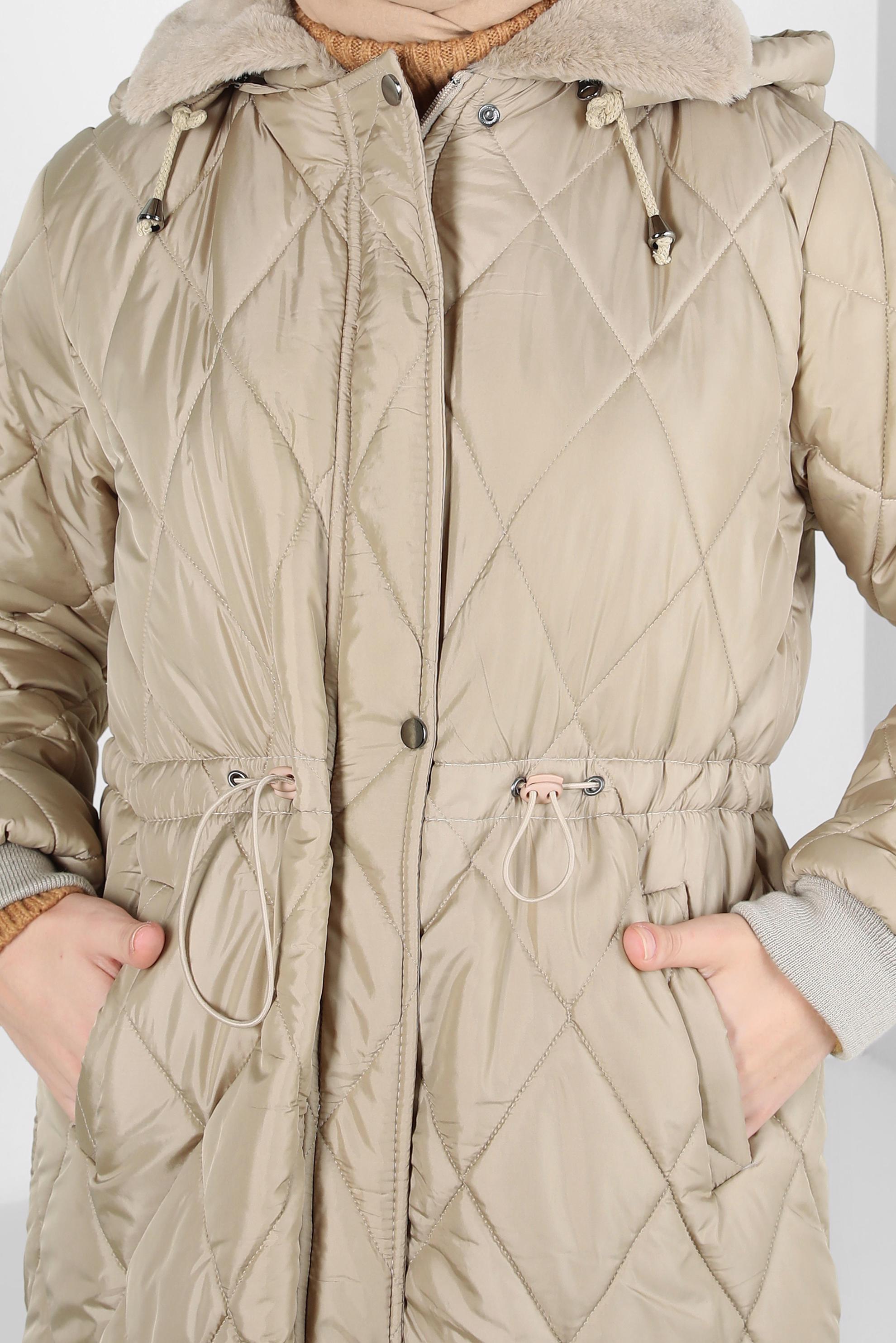 Tesettür giyim BEJ BELİ BÜZGÜLÜ KAPİTONE ŞİŞME KABAN 90329