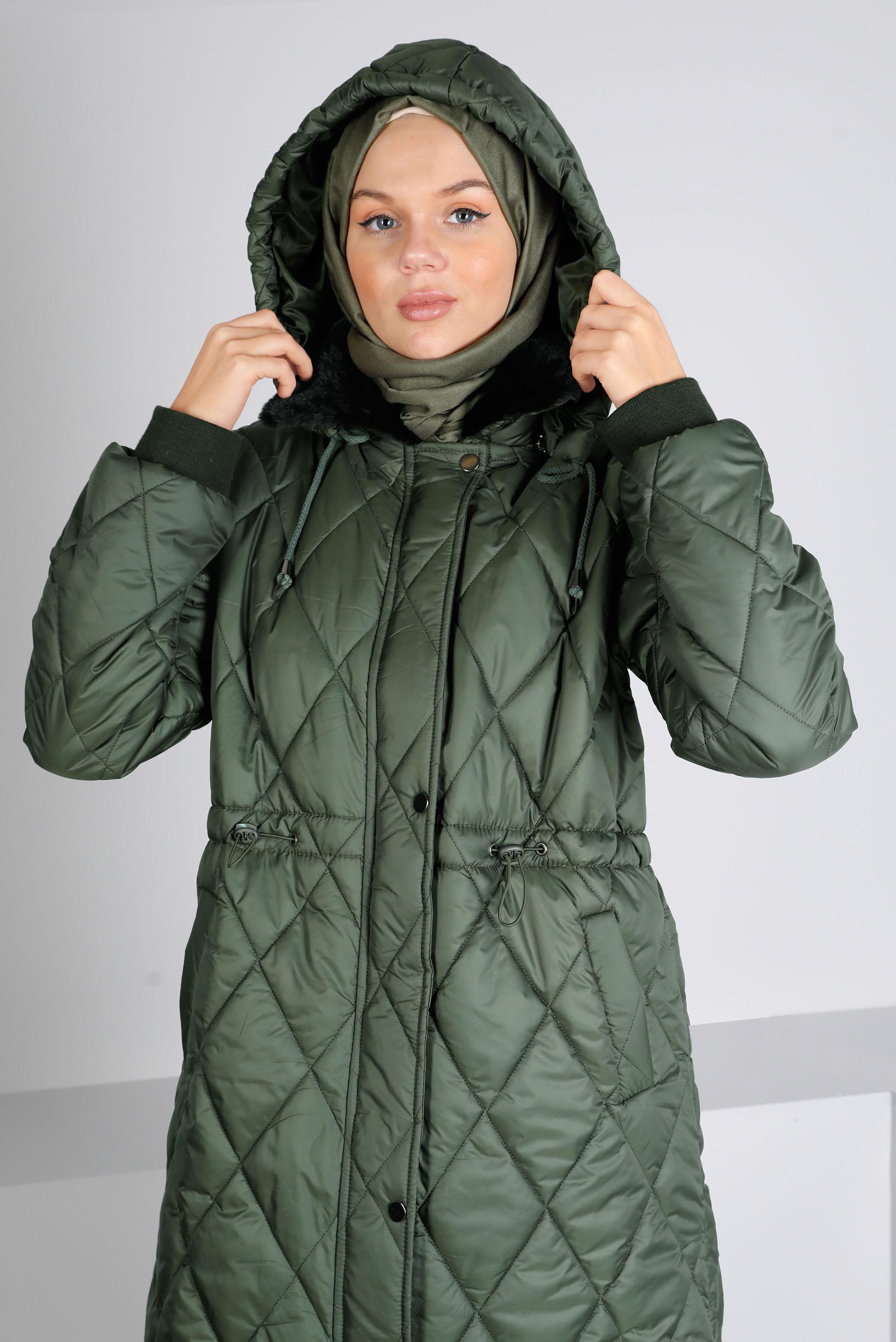 Tesettür giyim HAKİ BELİ BÜZGÜLÜ KAPİTONE ŞİŞME KABAN 90329