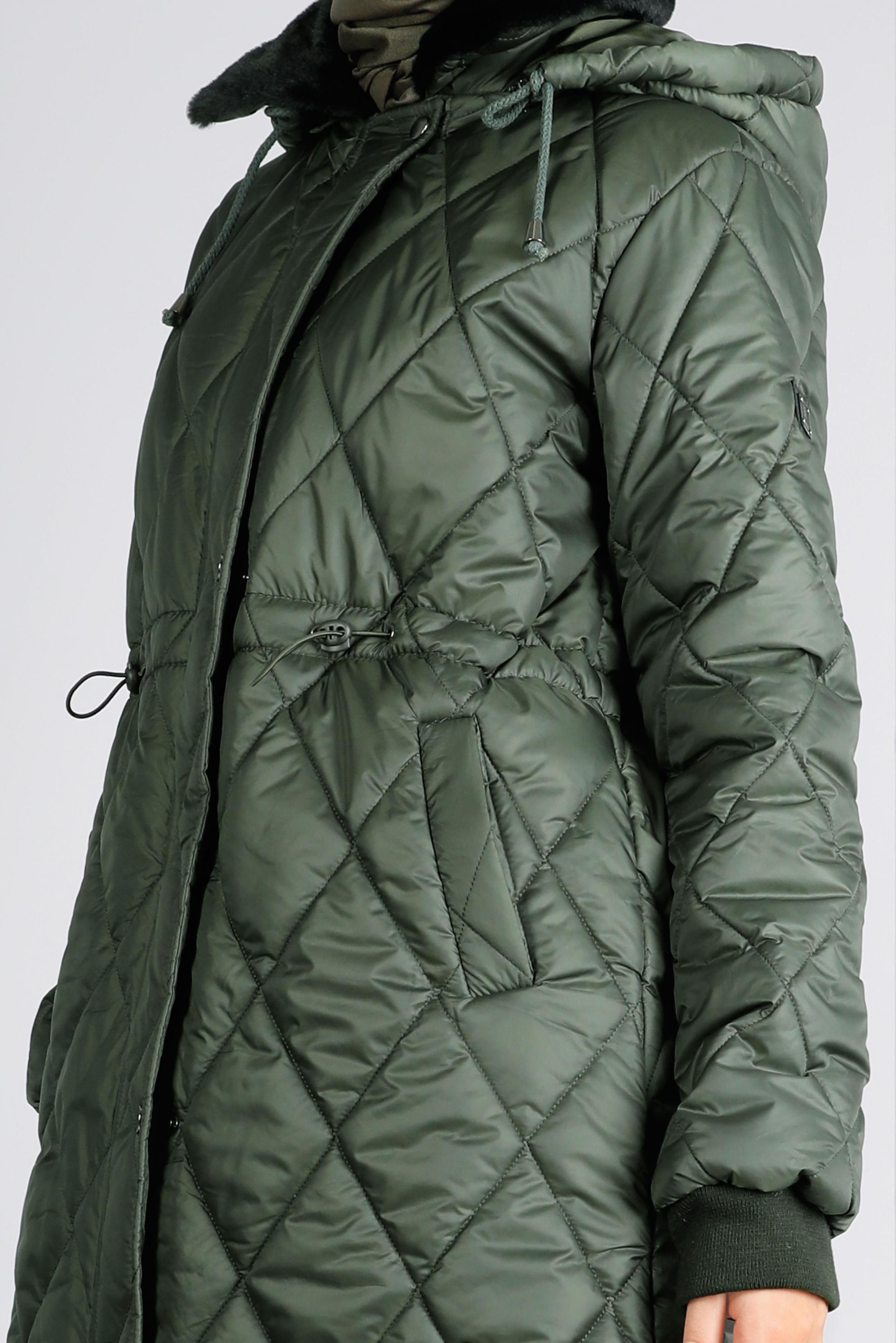 Tesettür giyim HAKİ BELİ BÜZGÜLÜ KAPİTONE ŞİŞME KABAN 90329