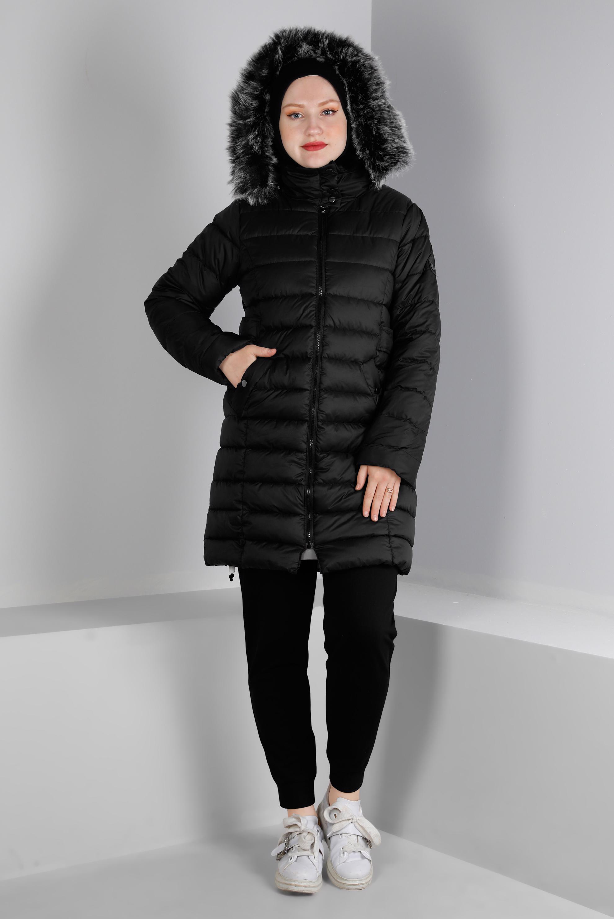 Tesettür giyim SİYAH KAPÜŞONU KÜRKLÜ CEP DETAYLI ŞİŞME KABAN 90330