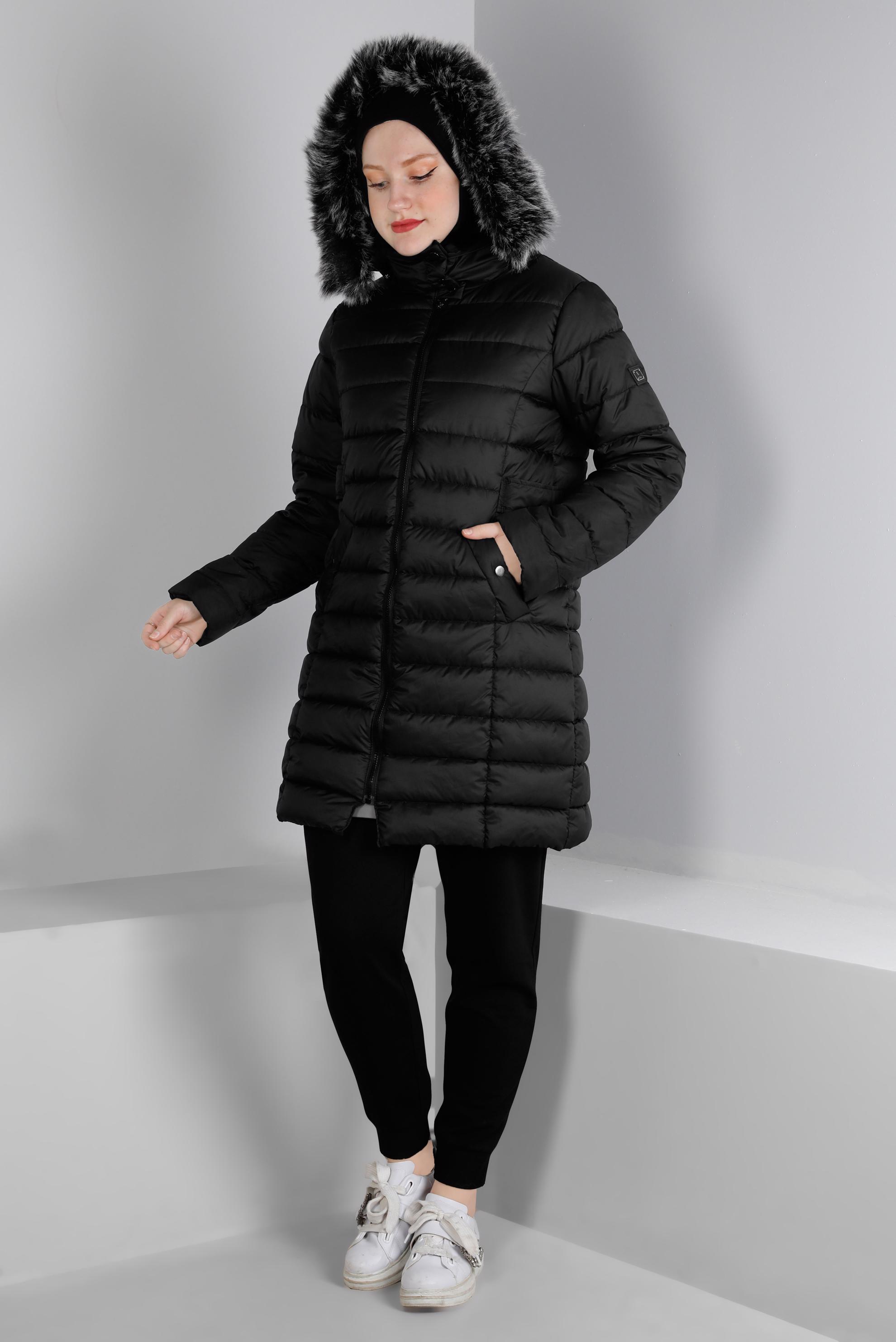 Tesettür giyim SİYAH KAPÜŞONU KÜRKLÜ CEP DETAYLI ŞİŞME KABAN 90330