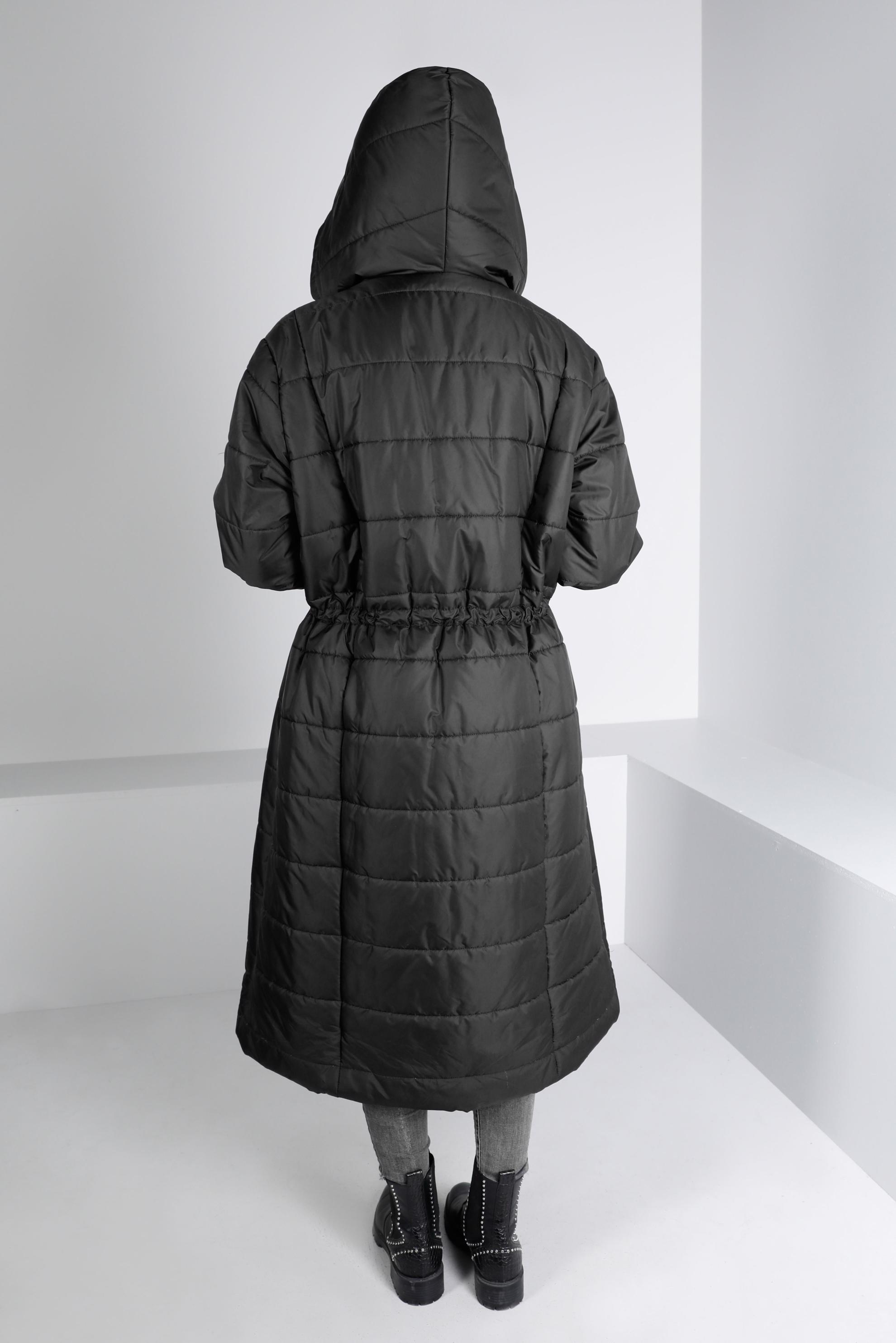 Tesettür giyim SİYAH BELİ BÜZGÜLÜ KAPÜŞONLU ŞİŞME KABAN 90332 