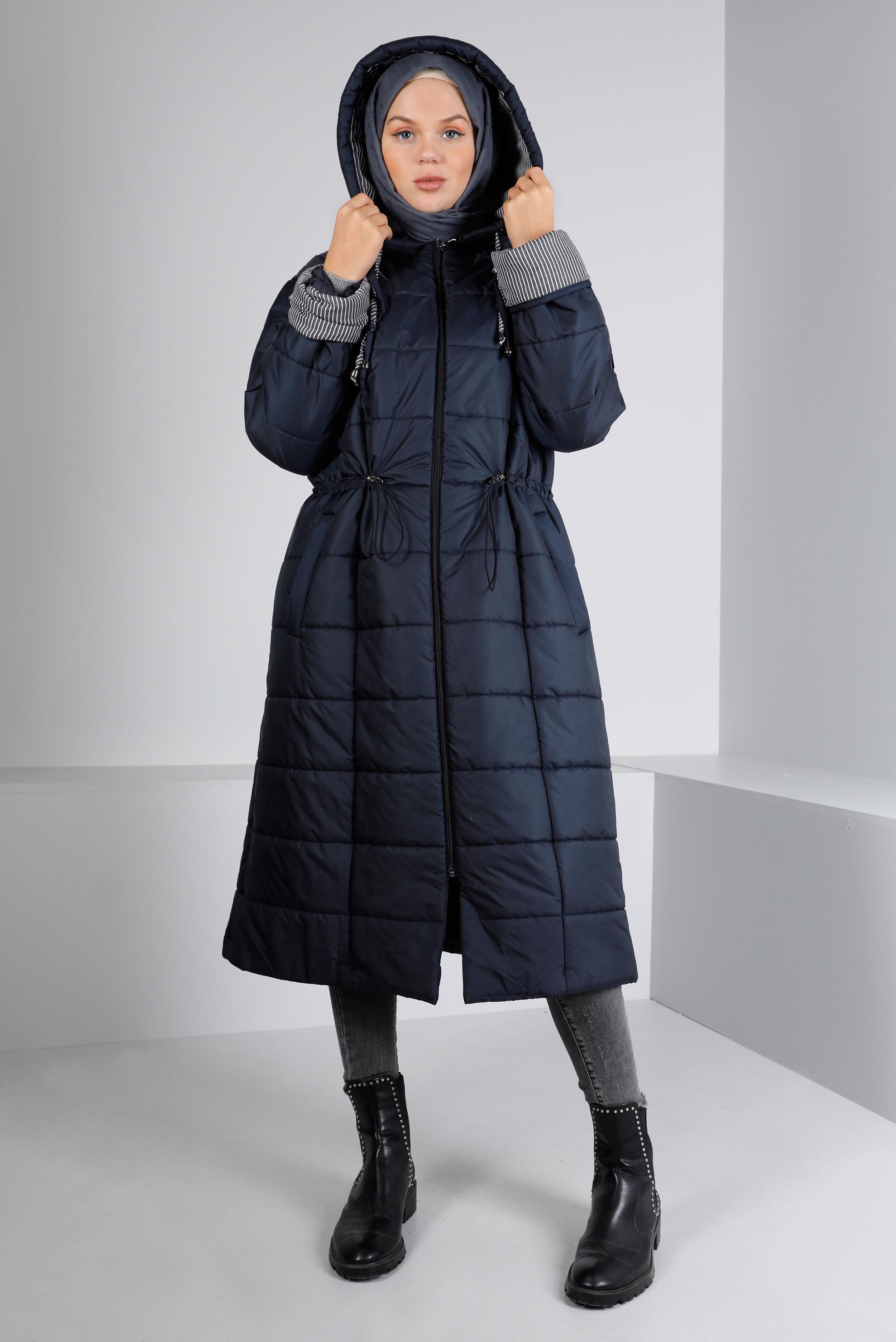 Tesettür giyim LACİVERT BELİ BÜZGÜLÜ KAPÜŞONLU ŞİŞME KABAN 90332 