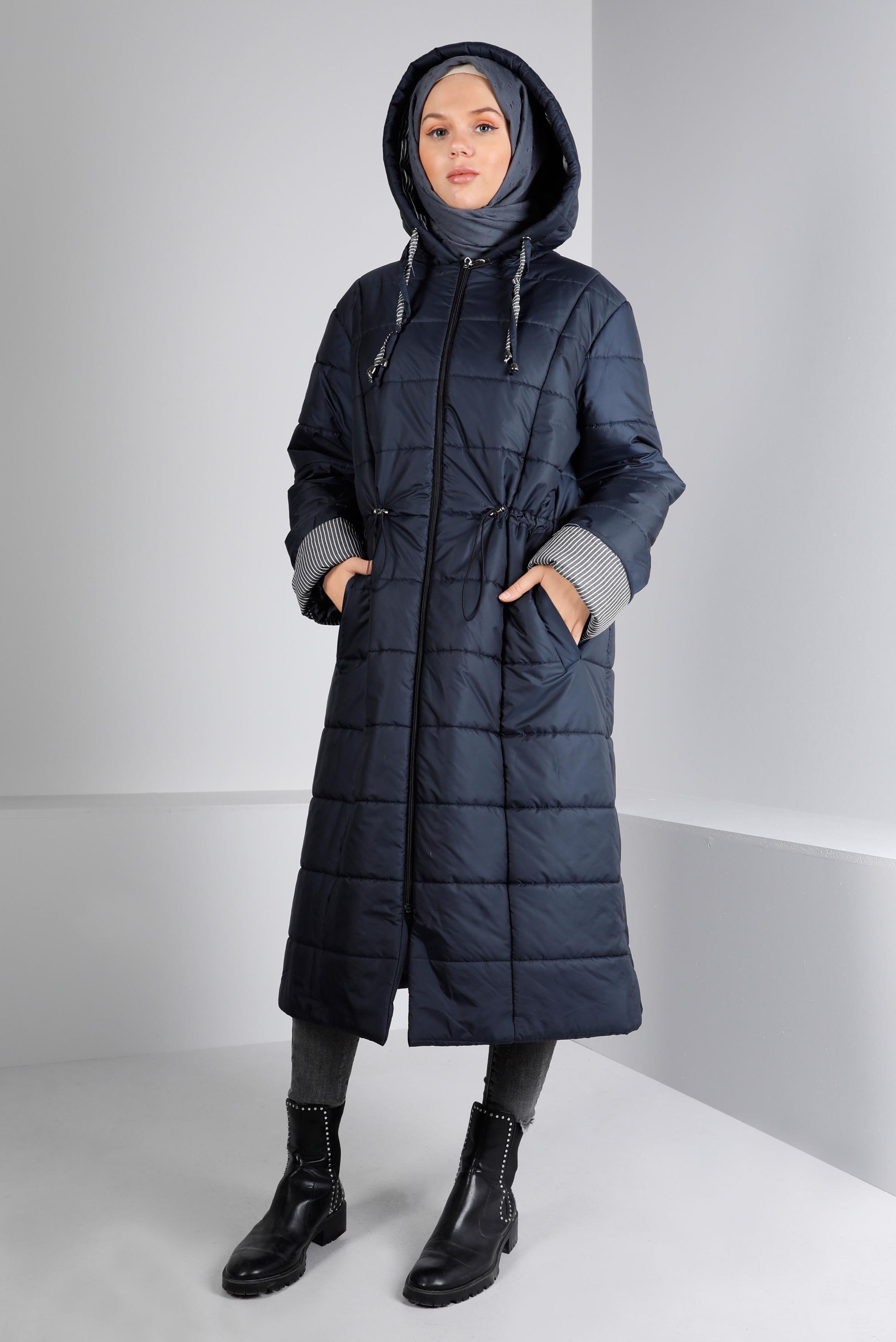 Tesettür giyim LACİVERT BELİ BÜZGÜLÜ KAPÜŞONLU ŞİŞME KABAN 90332 