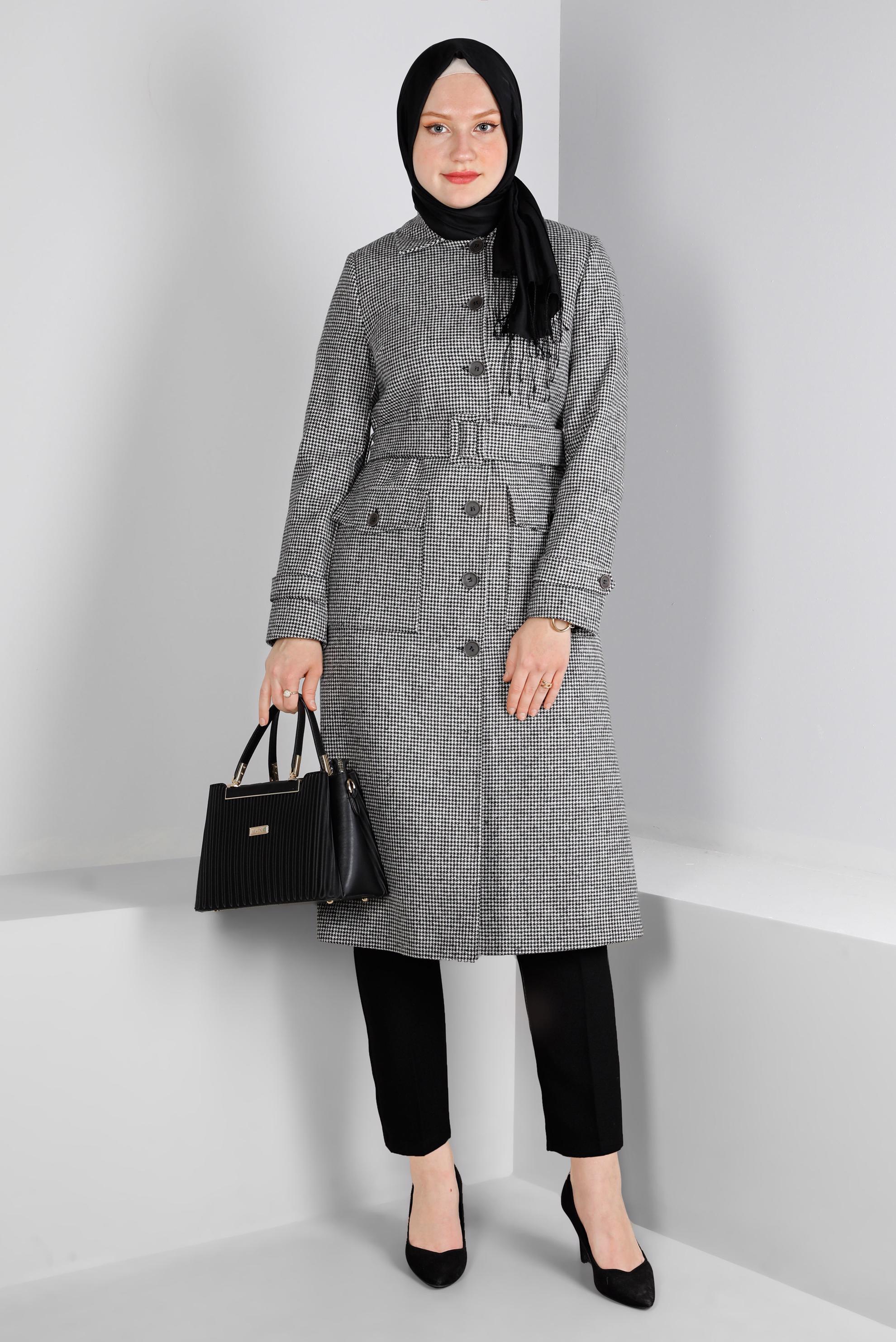 Tesettür giyim SİYAH PÖTİKARE DESENLİ KEMERLİ DÜĞMELİ KABAN 90338