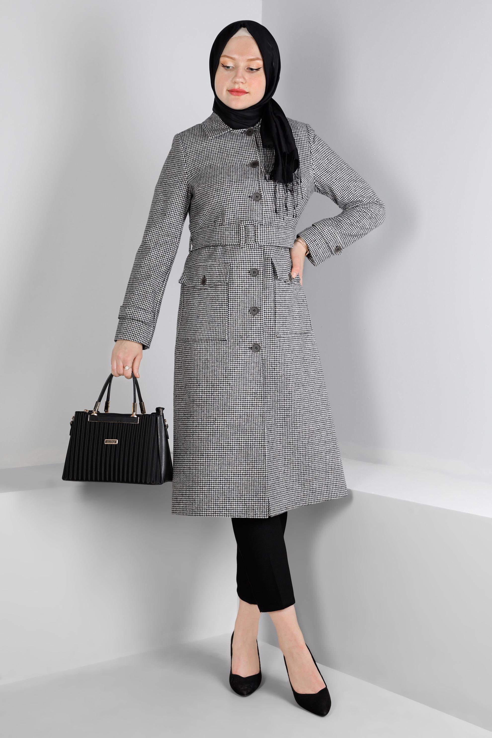 Tesettür giyim SİYAH PÖTİKARE DESENLİ KEMERLİ DÜĞMELİ KABAN 90338