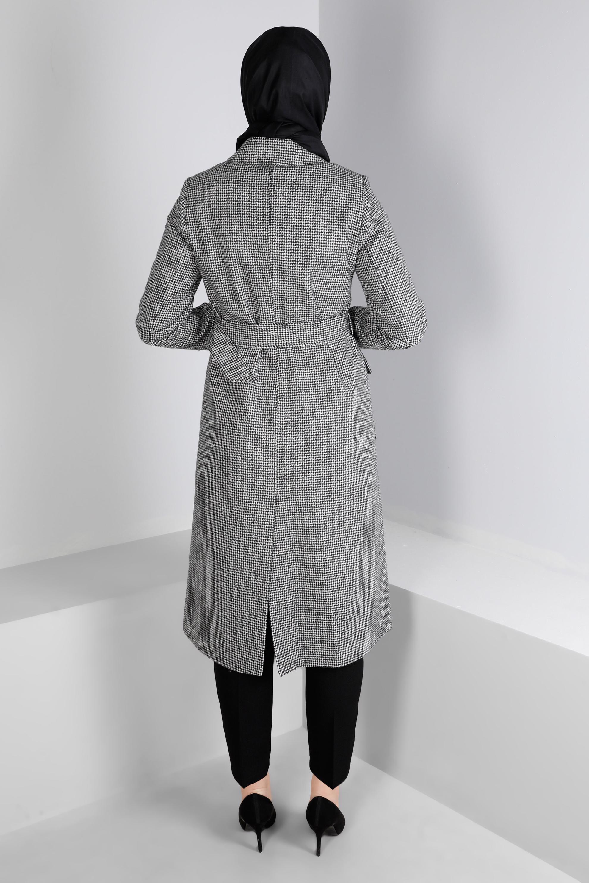 Tesettür giyim SİYAH PÖTİKARE DESENLİ KEMERLİ DÜĞMELİ KABAN 90338