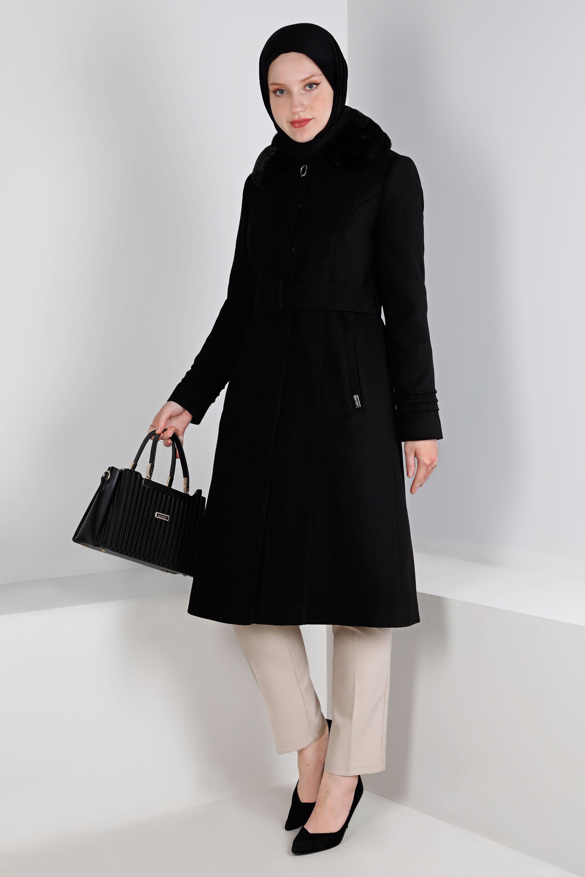 Tesettür giyim SİYAH KÜRK DETAYLI KEMERLİ KABAN 90341