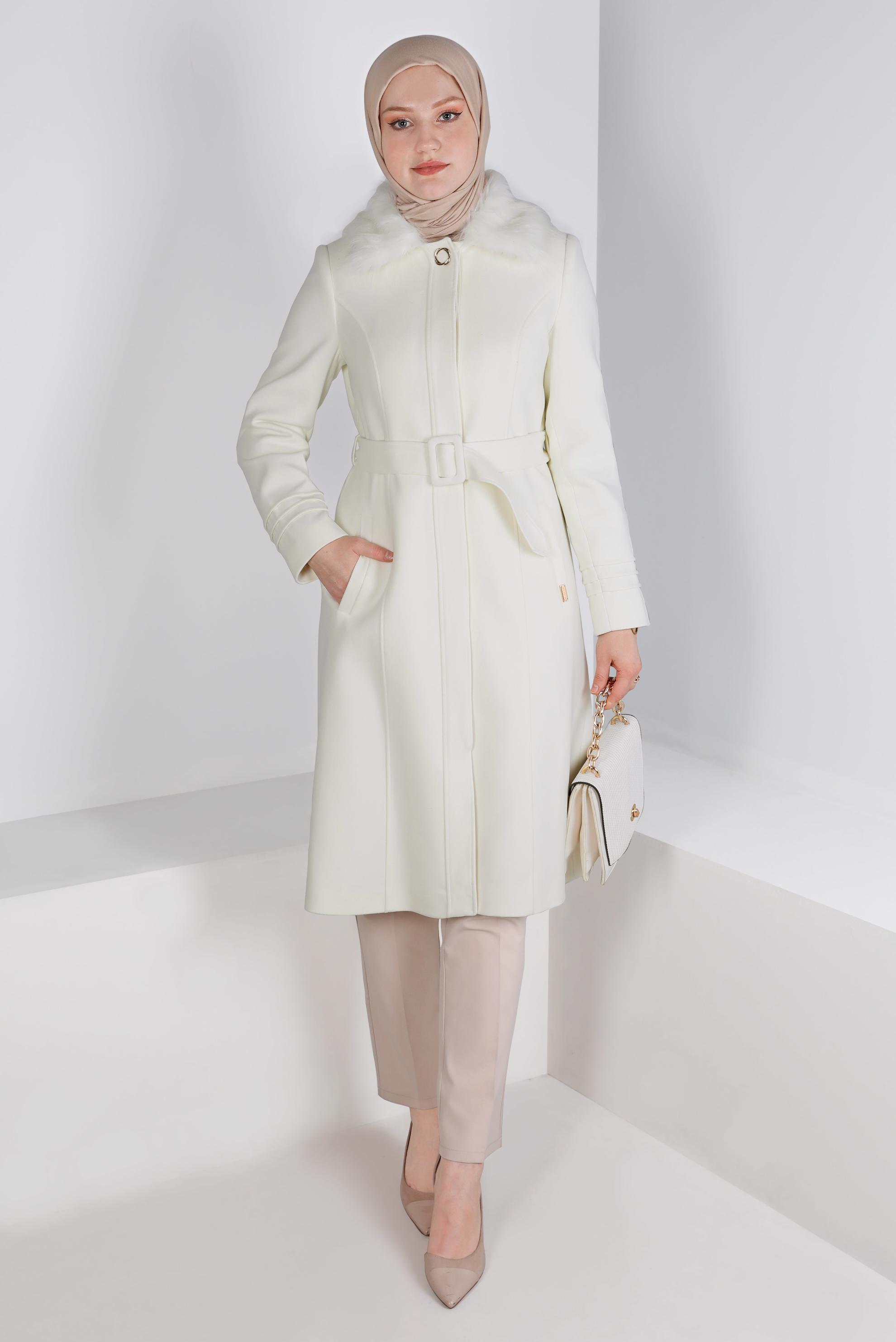 Tesettür giyim BEYAZ KÜRK DETAYLI KEMERLİ KABAN 90341