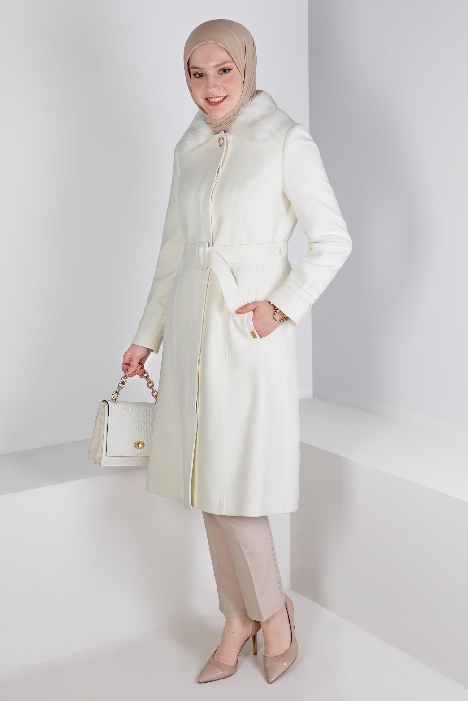 Tesettür giyim BEYAZ KÜRK DETAYLI KEMERLİ KABAN 90341