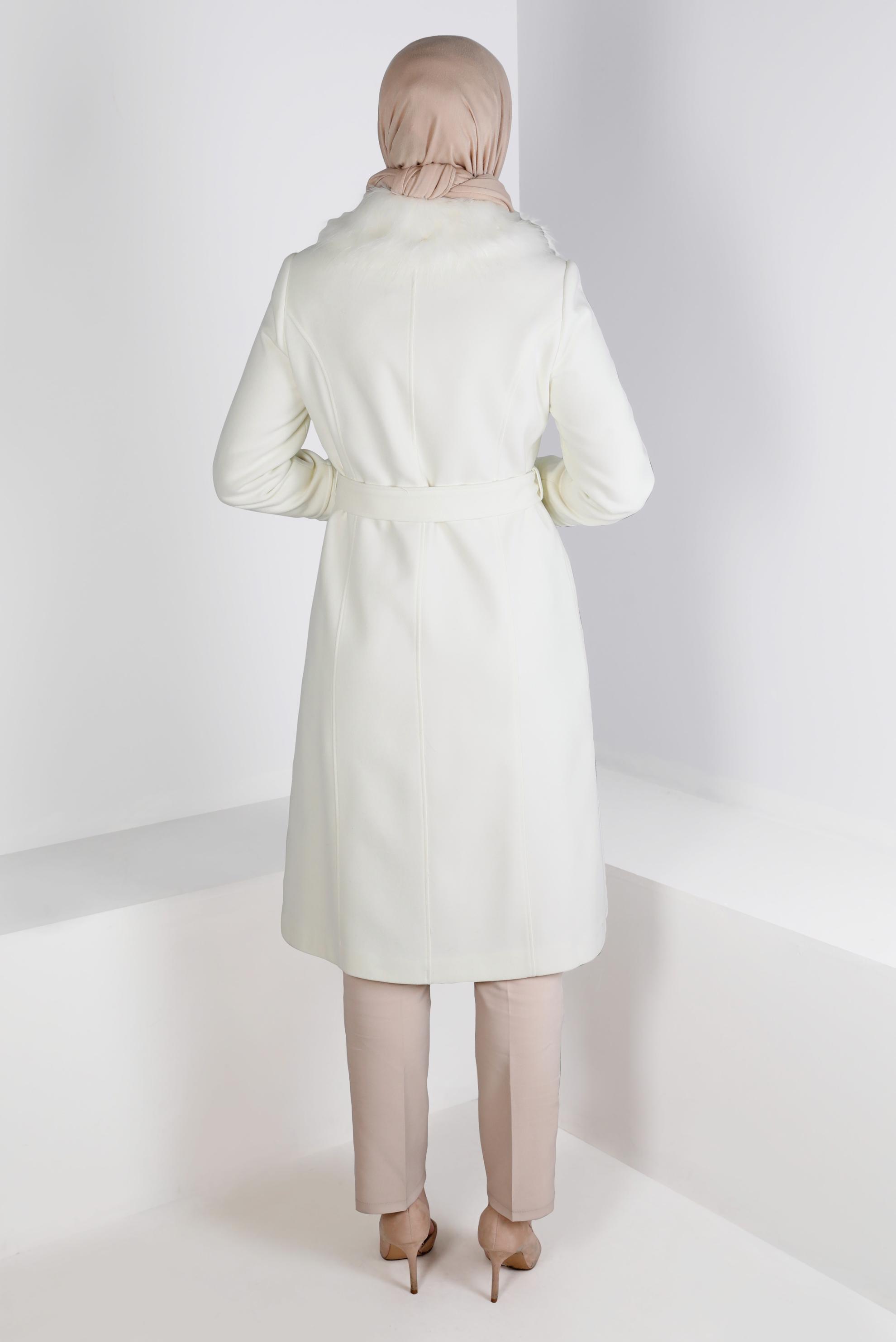 Tesettür giyim BEYAZ KÜRK DETAYLI KEMERLİ KABAN 90341