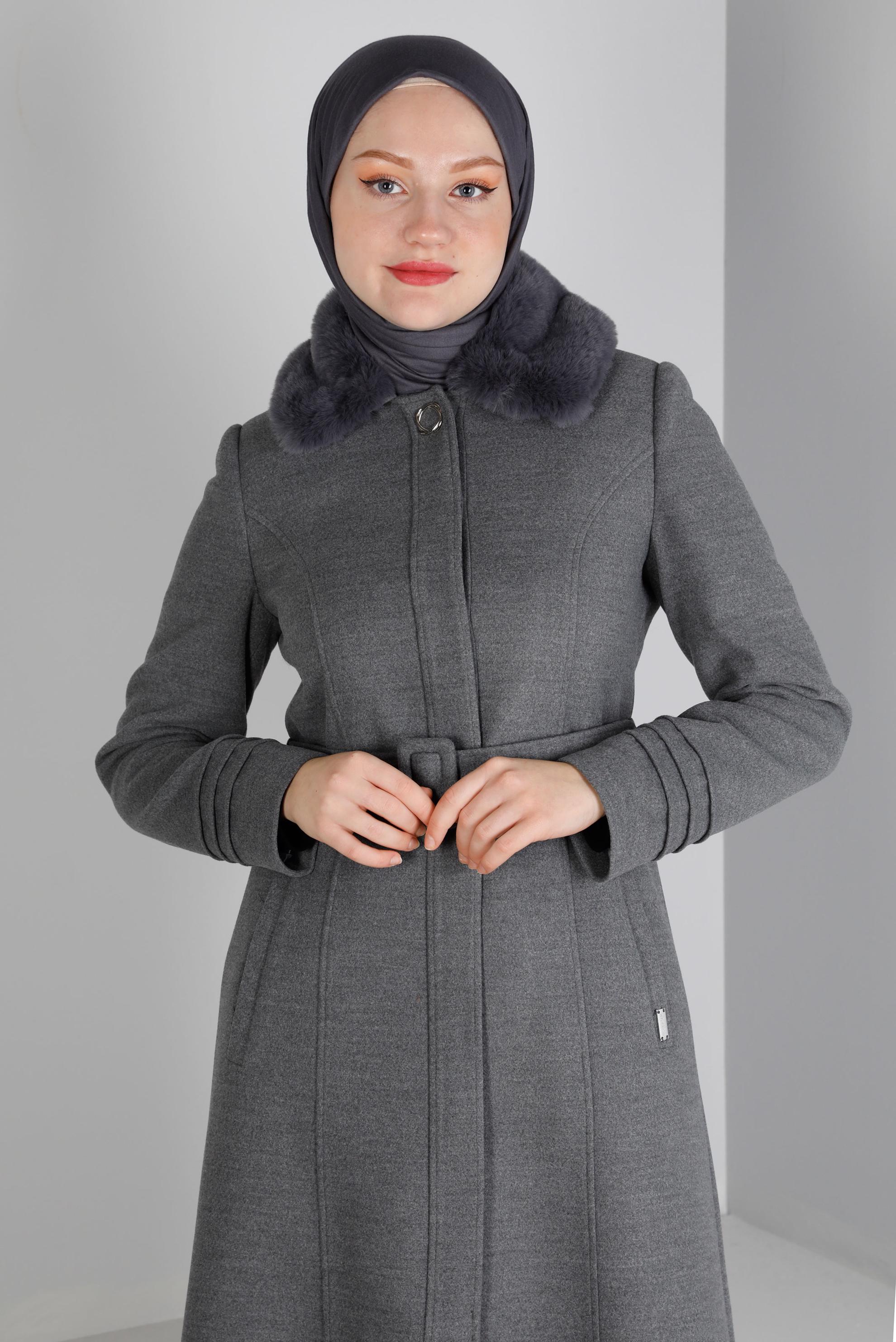 Tesettür giyim GRİ KÜRK DETAYLI KEMERLİ KABAN 90341