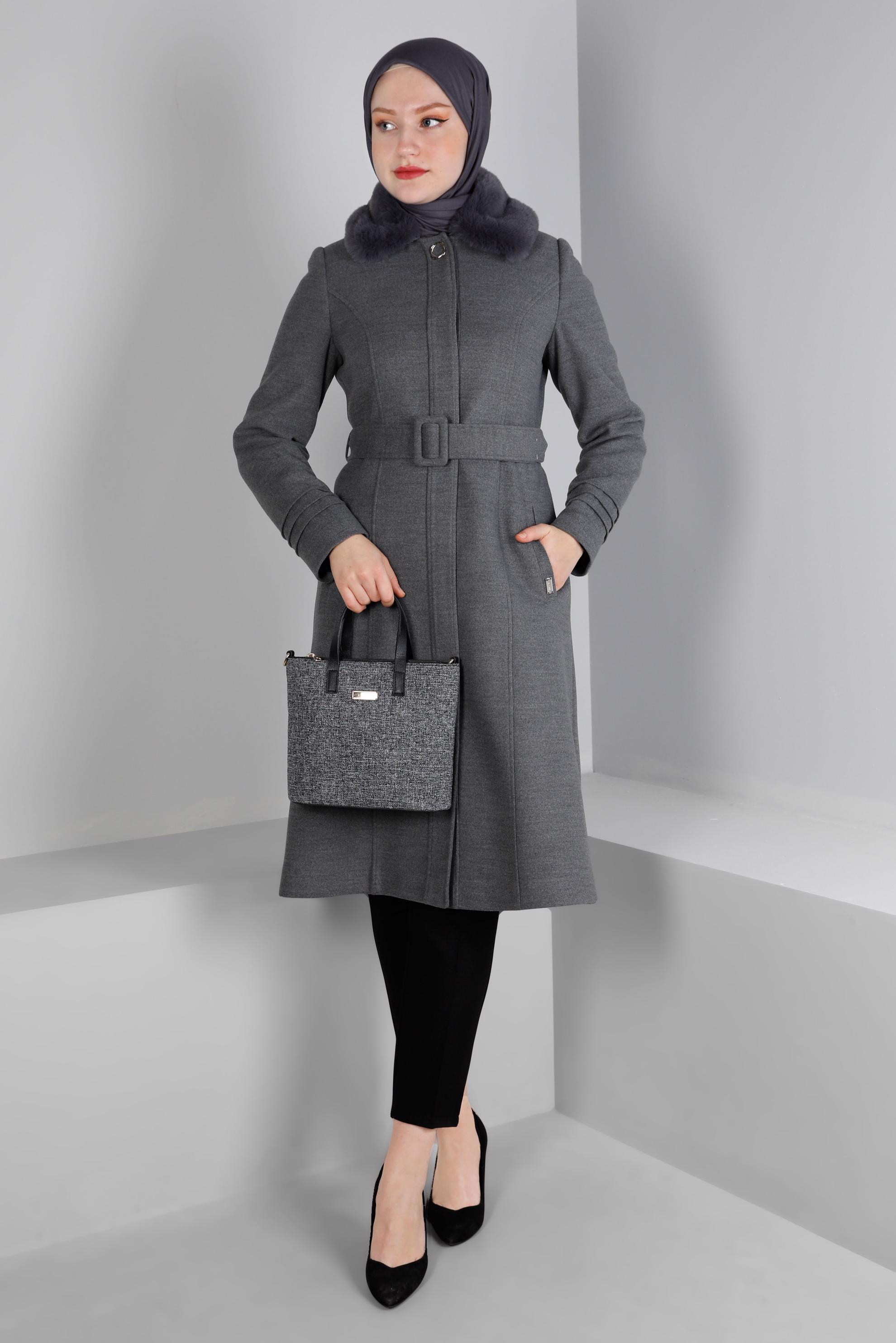 Tesettür giyim GRİ KÜRK DETAYLI KEMERLİ KABAN 90341