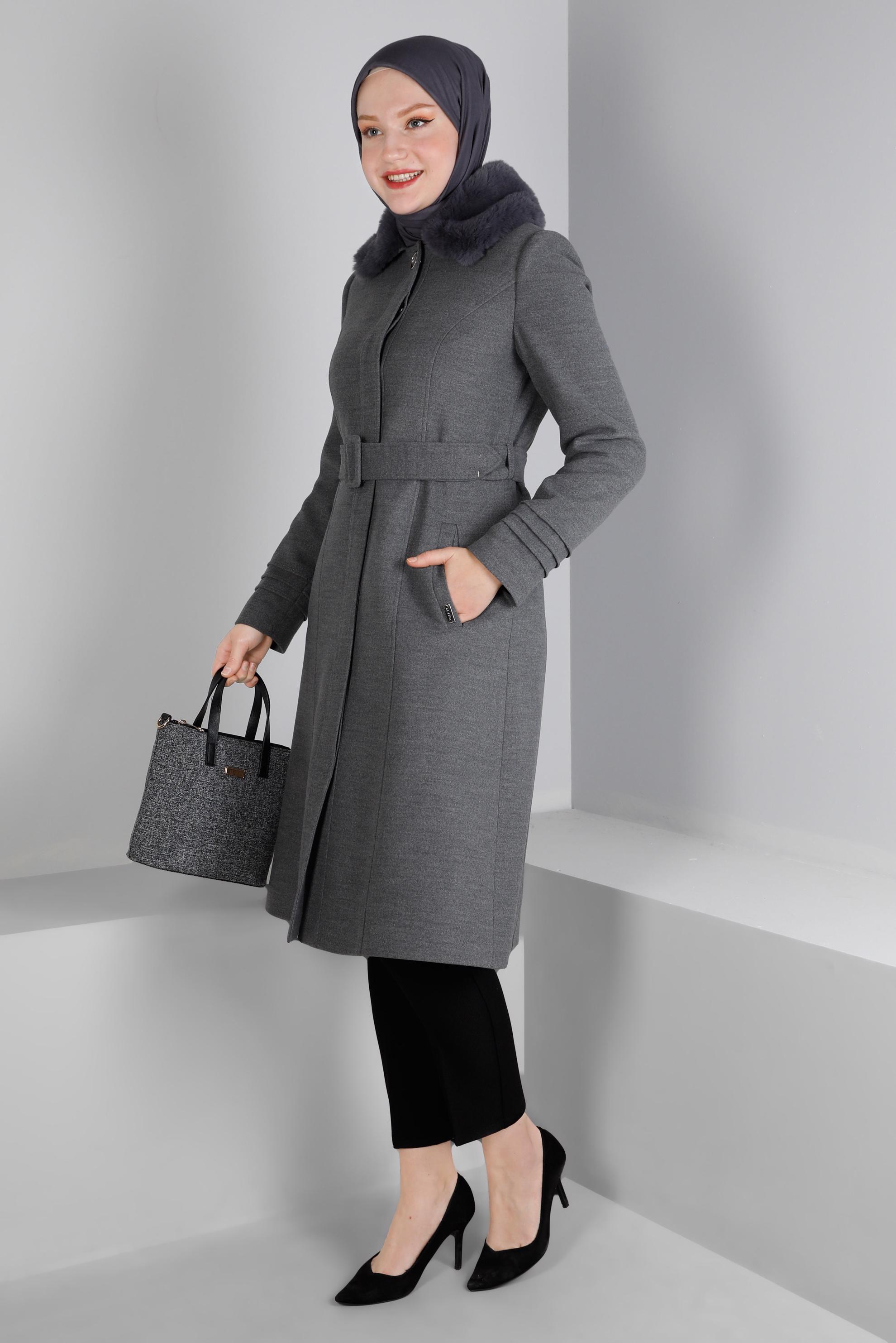 Tesettür giyim GRİ KÜRK DETAYLI KEMERLİ KABAN 90341