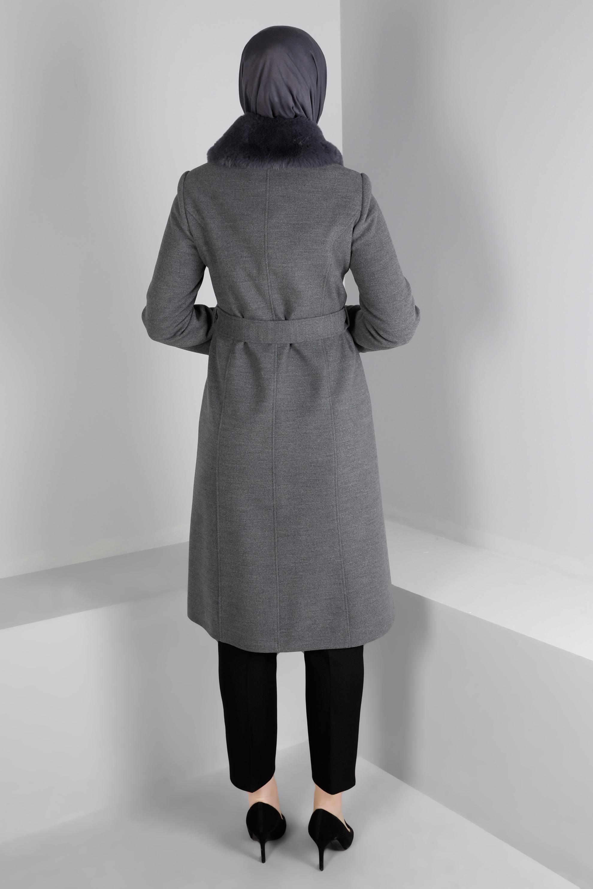 Tesettür giyim GRİ KÜRK DETAYLI KEMERLİ KABAN 90341