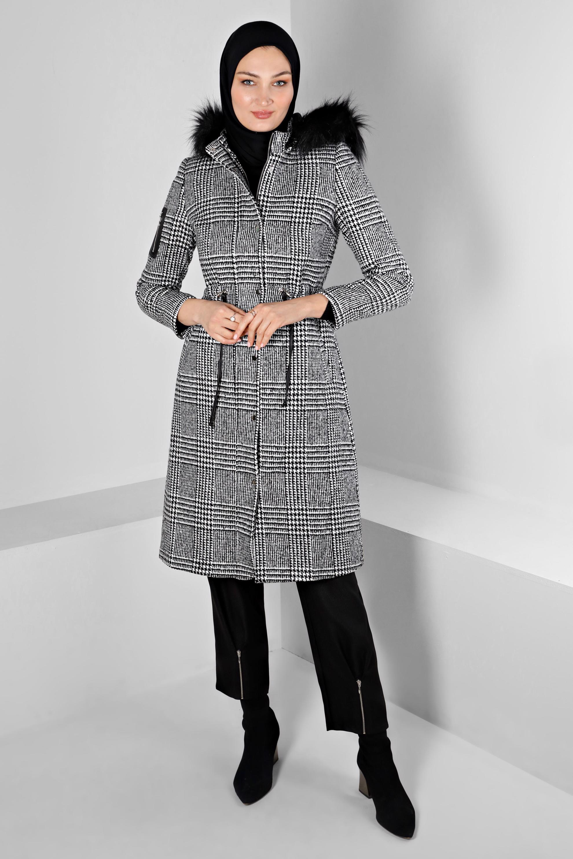 Tesettür giyim SİYAH KAPÜŞONU TÜYLÜ KARELİ KAZAYAĞI DESENLİ KABAN 90347
