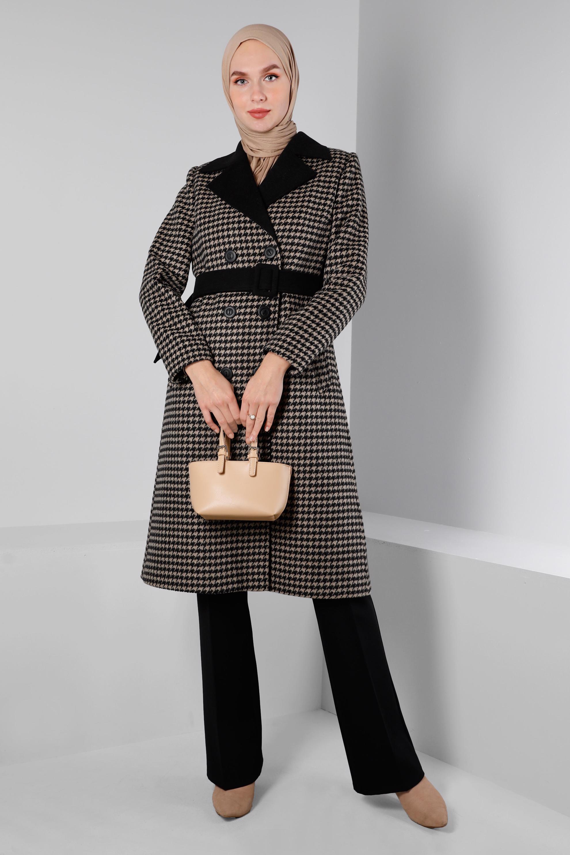 Tesettür giyim BEJ KAZAYAĞI DESENLİ KEMERLİ KABAN 90348 