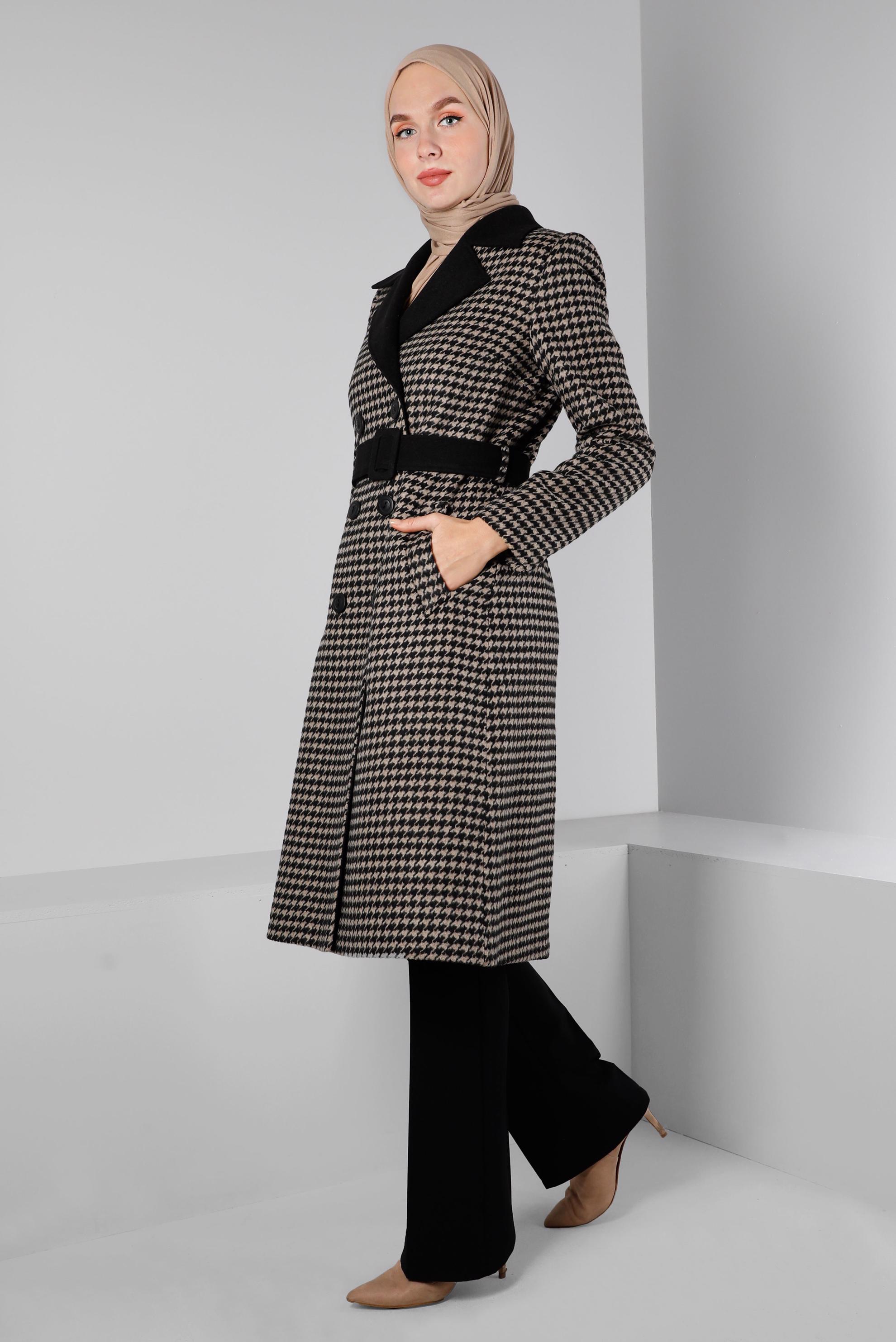 Tesettür giyim BEJ KAZAYAĞI DESENLİ KEMERLİ KABAN 90348 