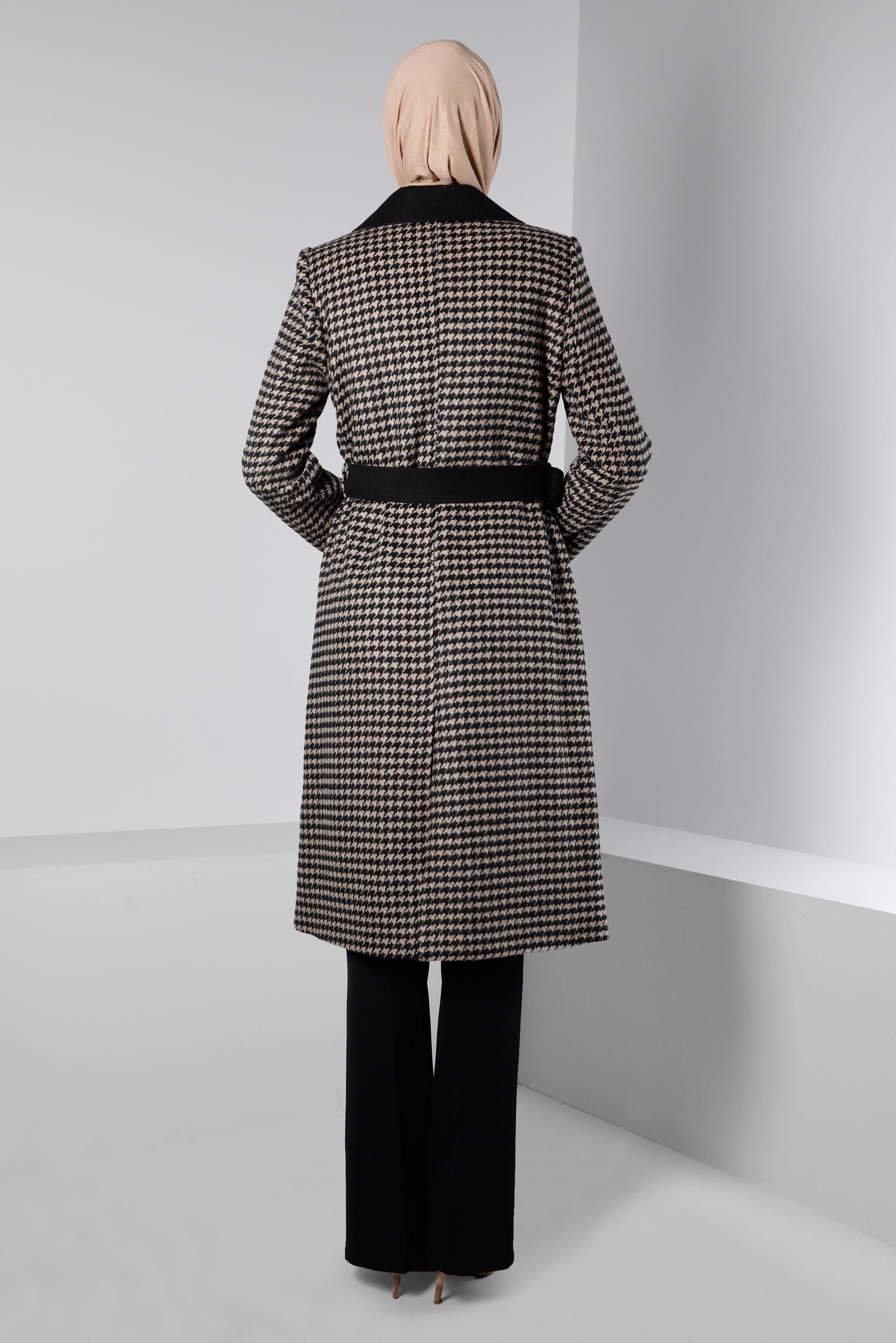 Tesettür giyim BEJ KAZAYAĞI DESENLİ KEMERLİ KABAN 90348 