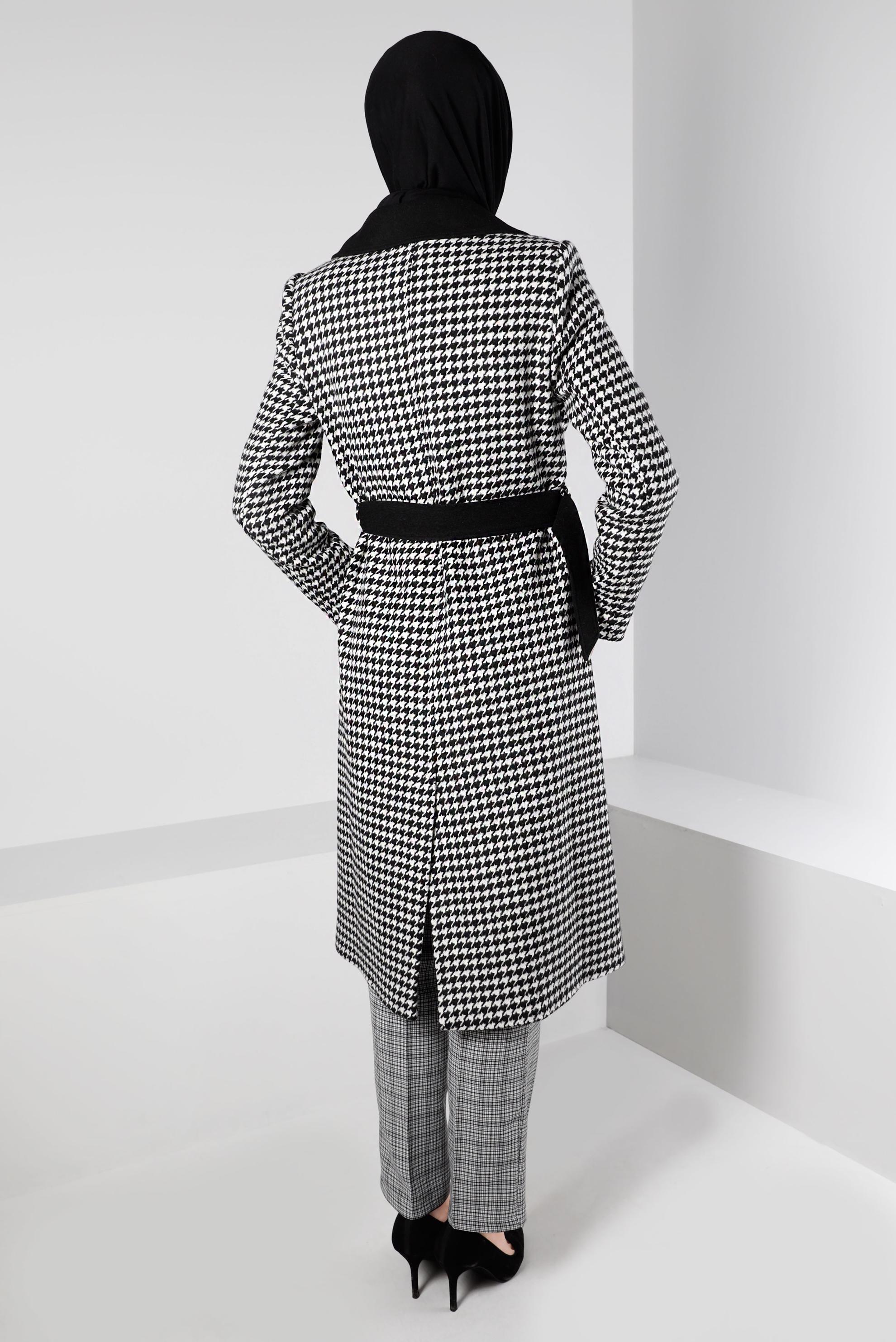 Tesettür giyim SİYAH KAZAYAĞI DESENLİ KEMERLİ KABAN 90348 