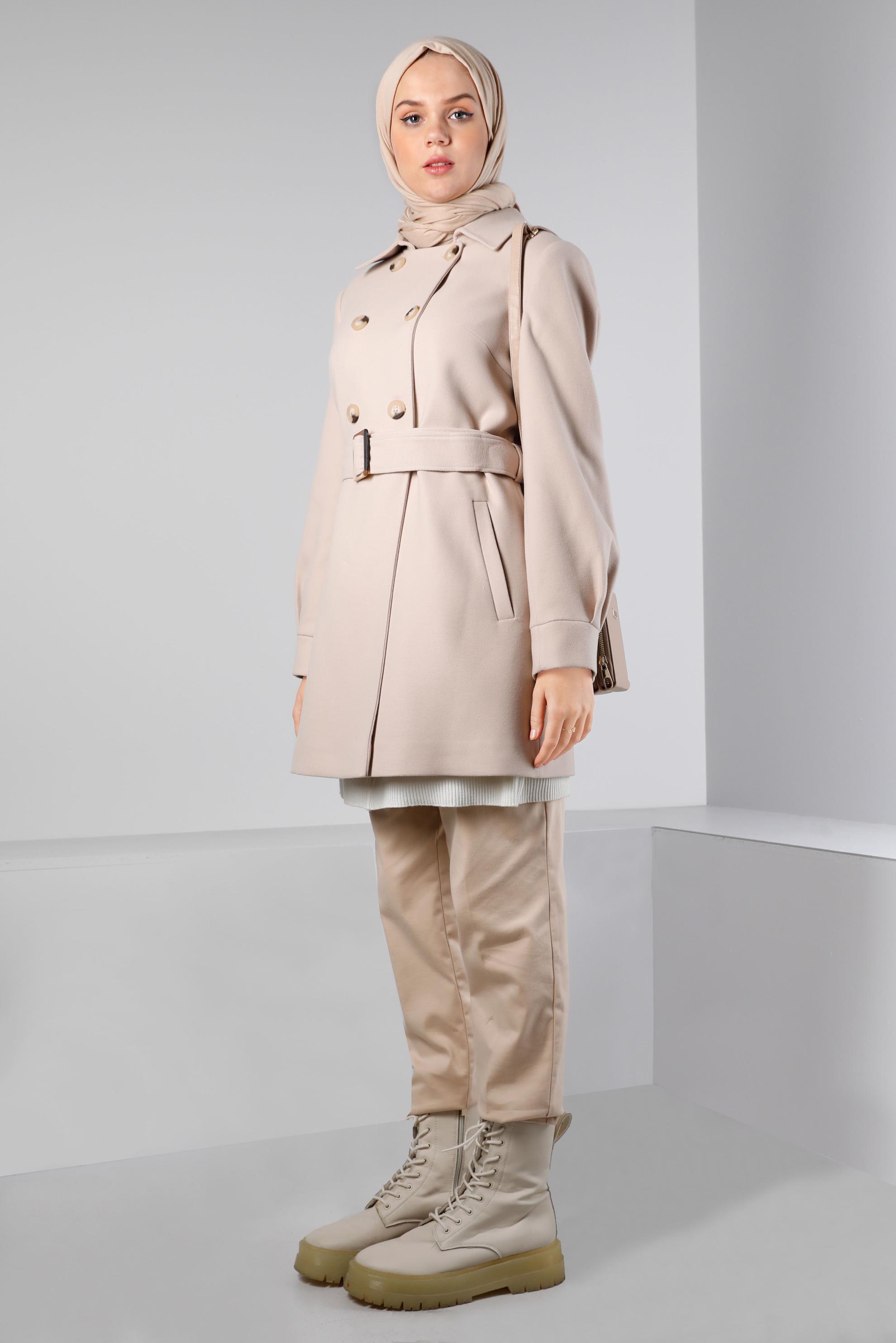 Tesettür giyim BEJ KEMERLİ DÜĞMELİ KABAN 90349